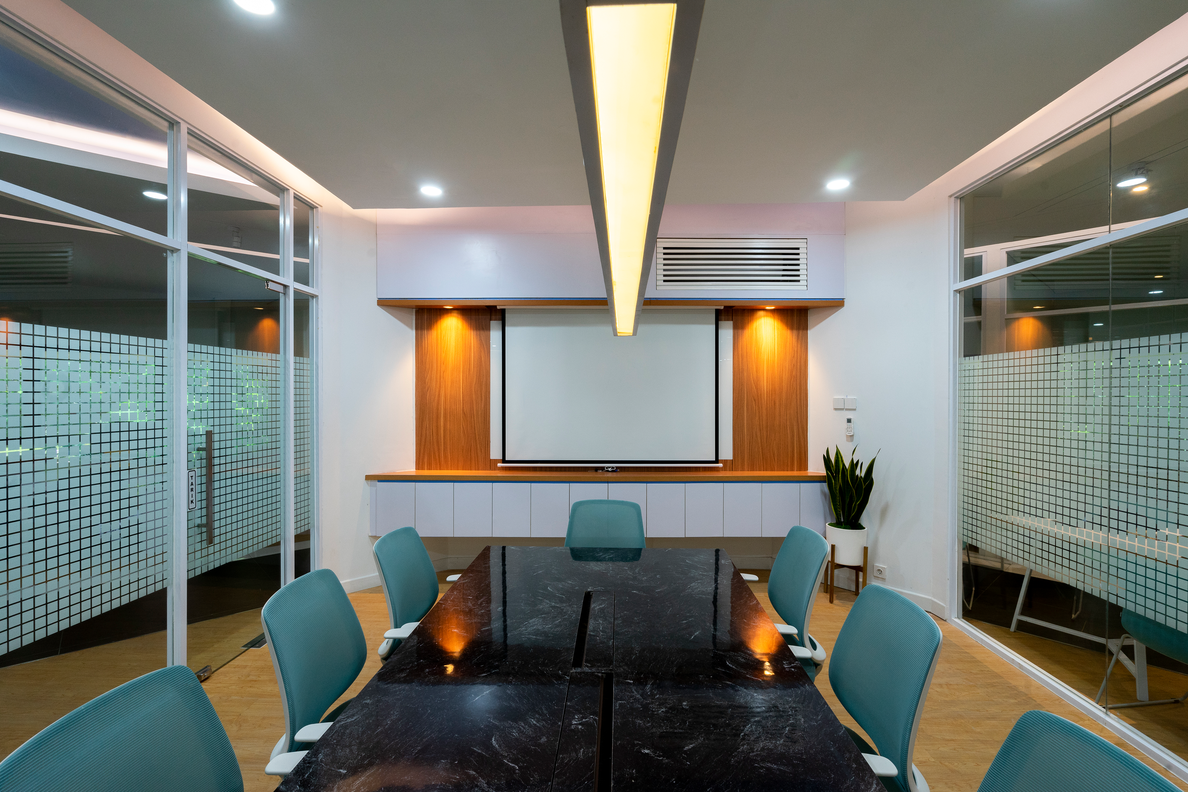 Area Meeting Desain Renovasi Interior Kantor Dekanat Fakultas Psikologi Universitas Indonesia Depok oleh Studio Slenpan