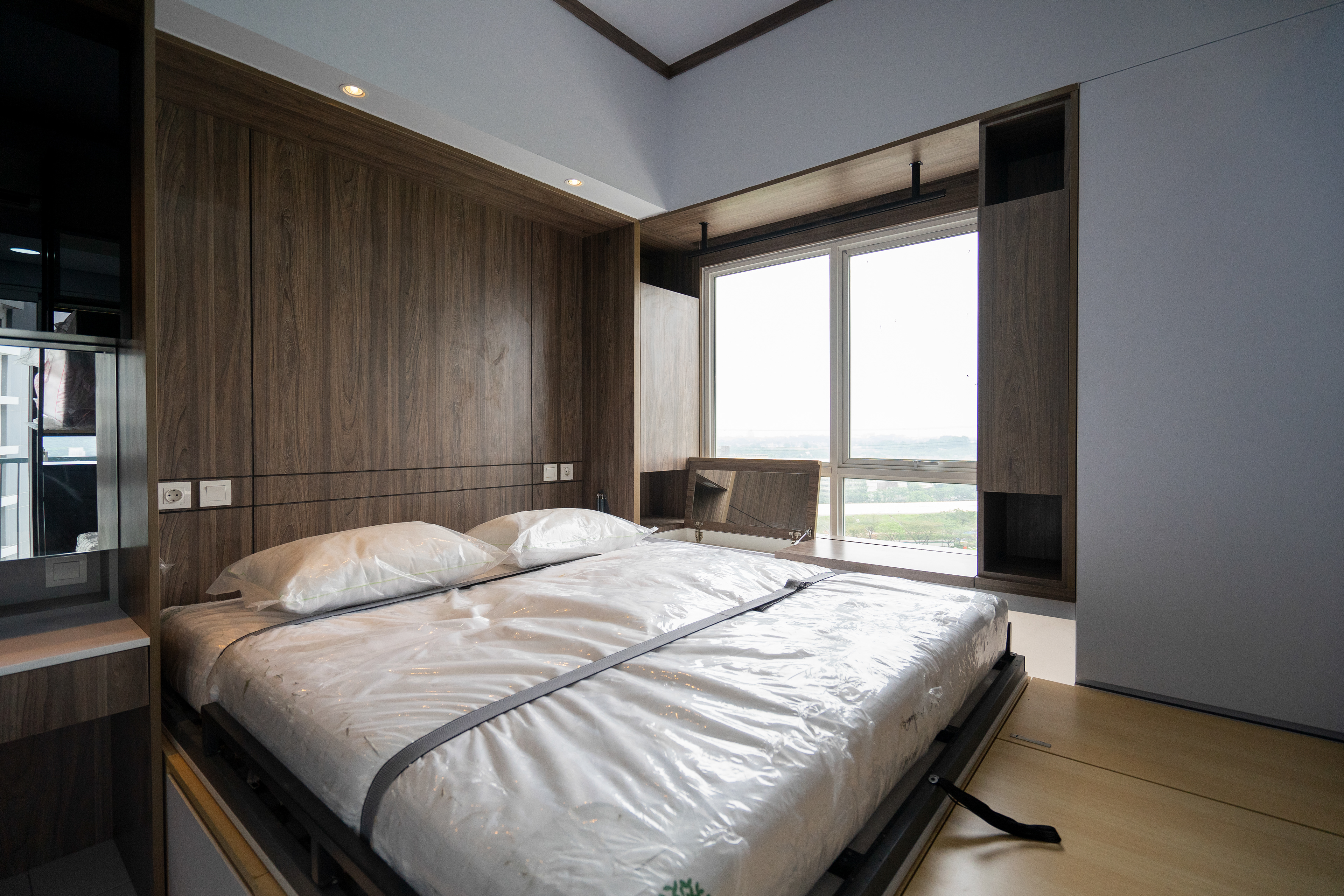 Murphy Bed & Tatami Renovasi Interior Apartemen Jakarta Jabodetabek Cassa de Parco oleh Studio Slenpan