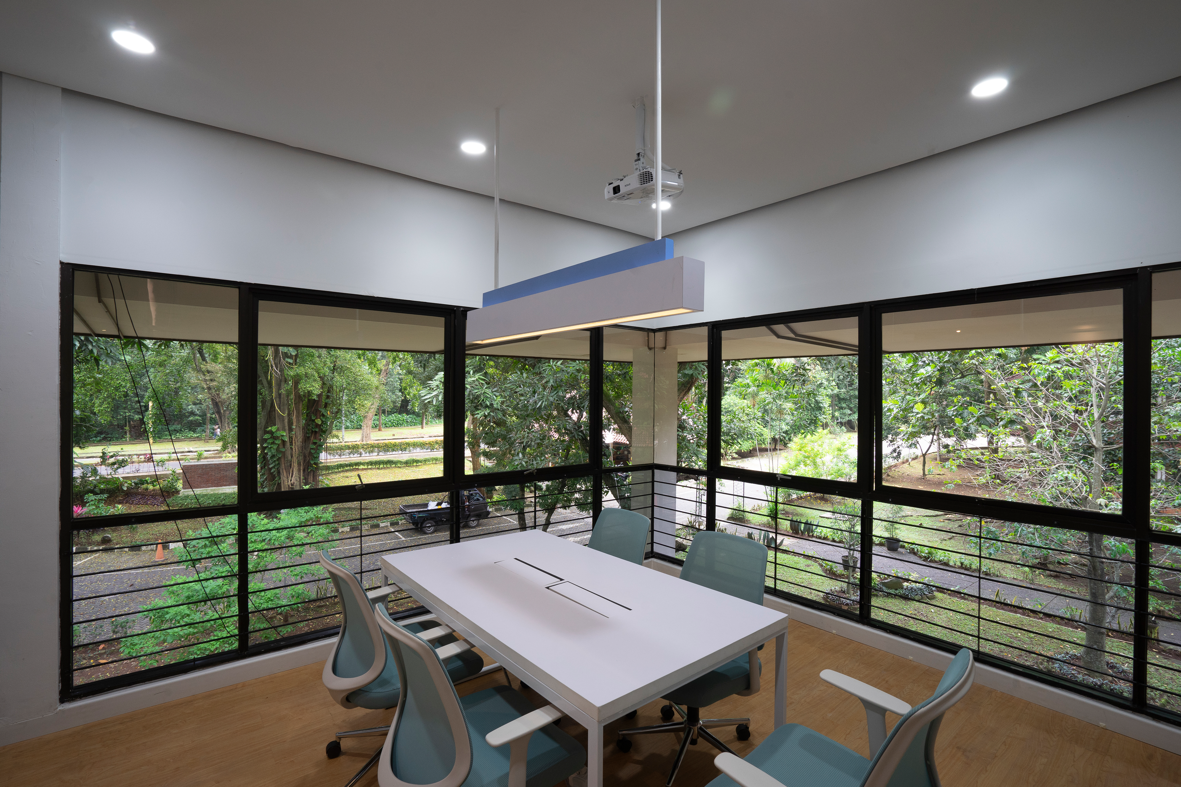 Area Meeting Desain Renovasi Interior Kantor Dekanat Fakultas Psikologi Universitas Indonesia Depok oleh Studio Slenpan