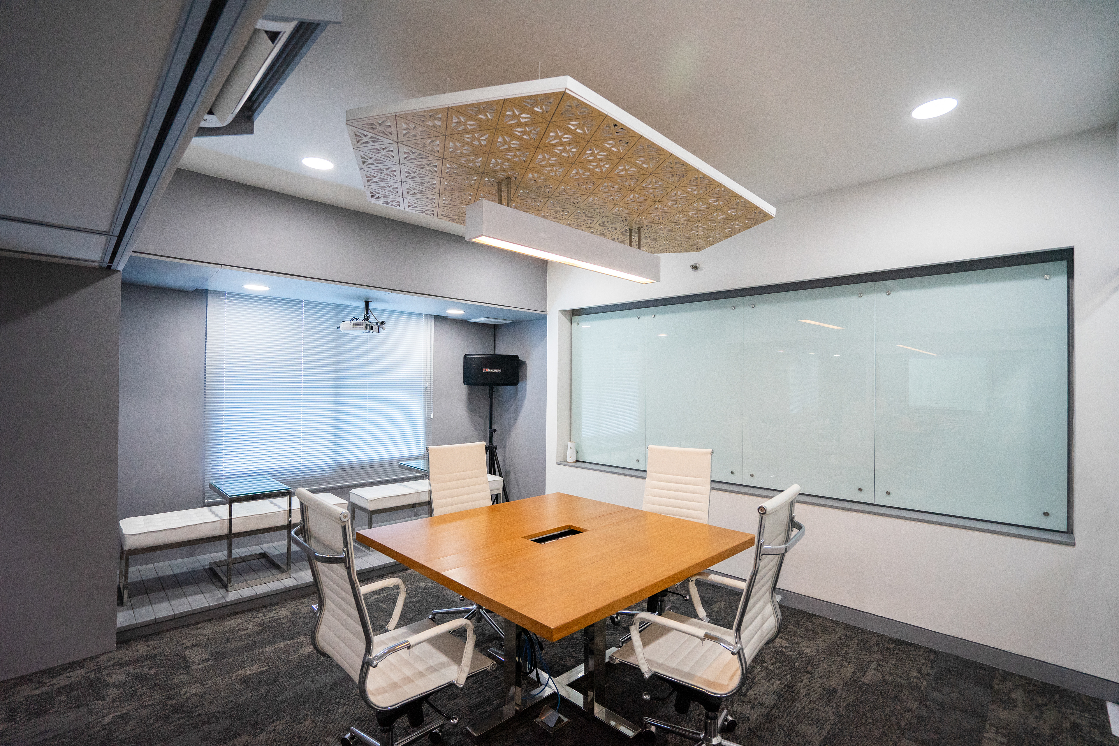 Desain Ruang Meeting Kantor NAM CSSTC renovasi interior kantor oleh Studio Slenpan