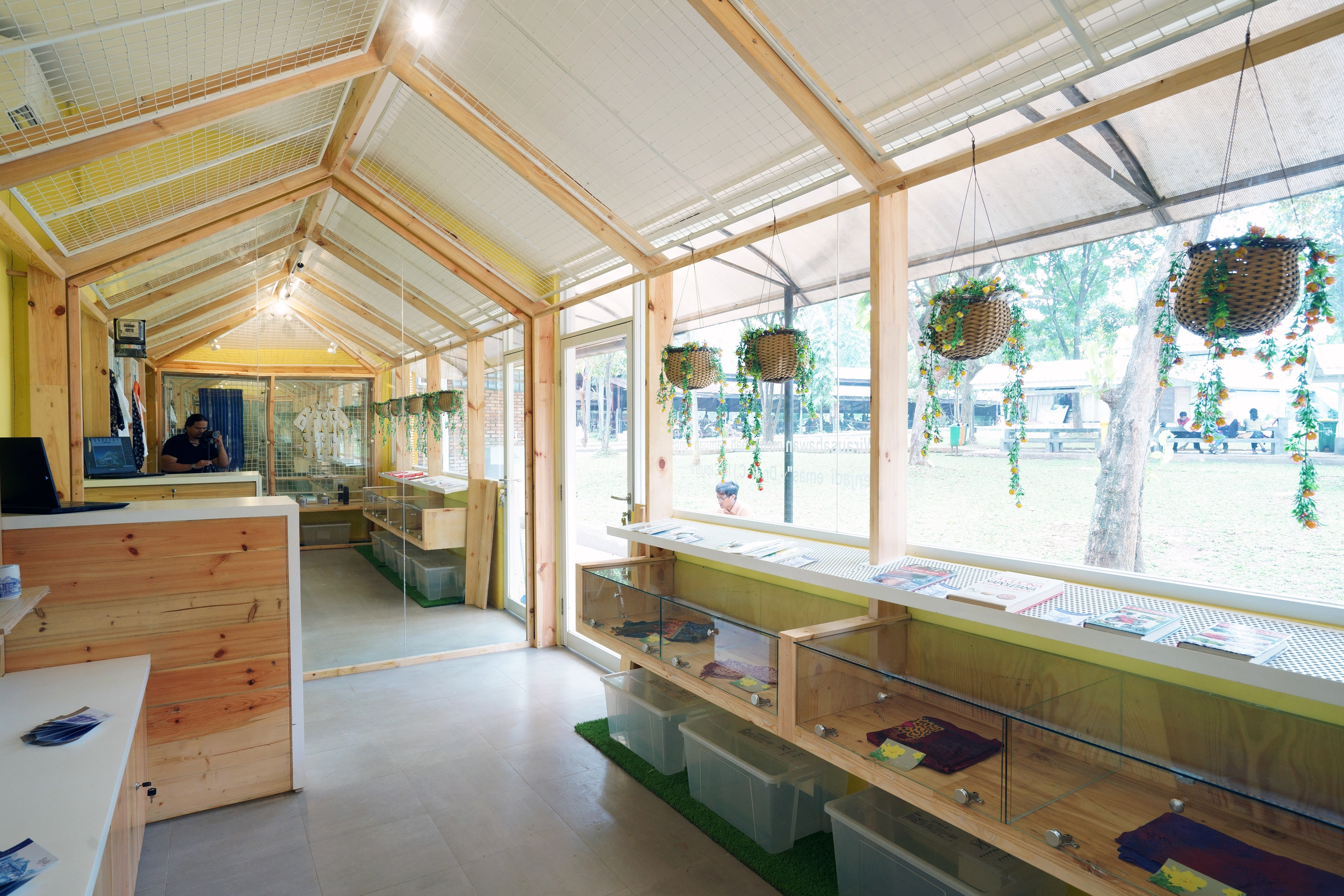 Renovasi Interior Warung Bisnis Fakultas Ilmu Pengetahuan Budaya Universitas Indonesia oleh Studio Slenpan