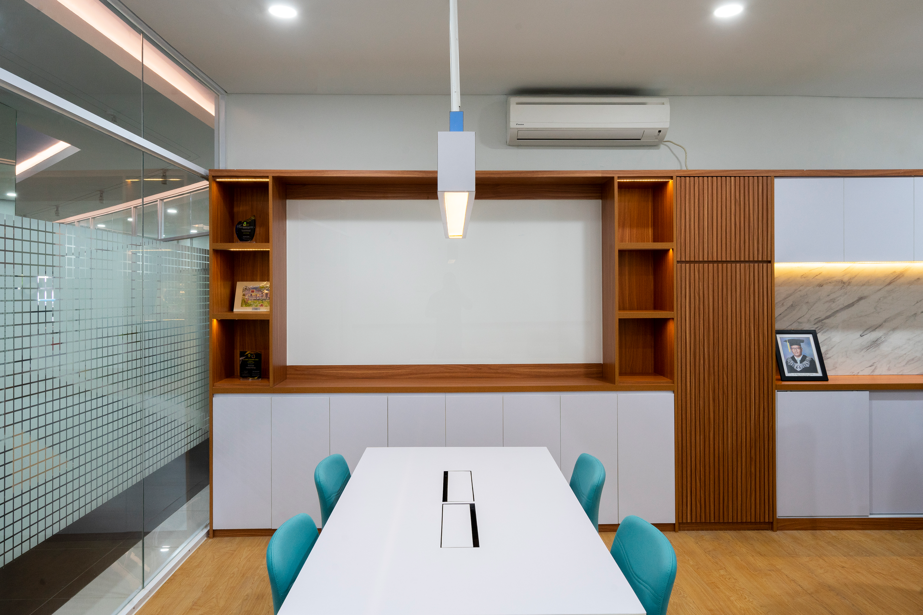 Area Ruang Dekan Desain Renovasi Interior Kantor Dekanat Fakultas Psikologi Universitas Indonesia Depok oleh Studio Slenpan
