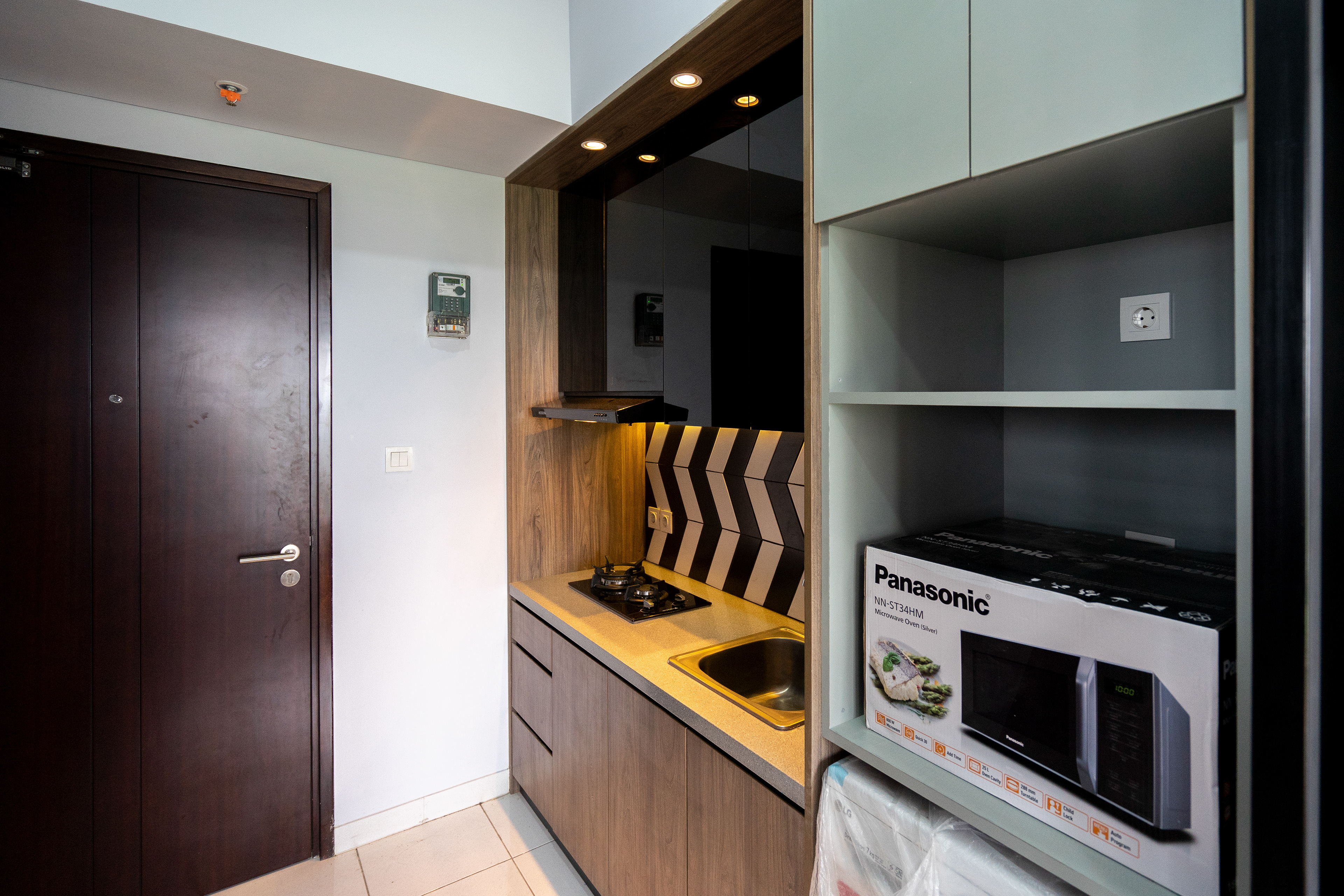 Kitchen Renovasi Interior Apartemen Jakarta Jabodetabek Cassa de Parco oleh Studio Slenpan