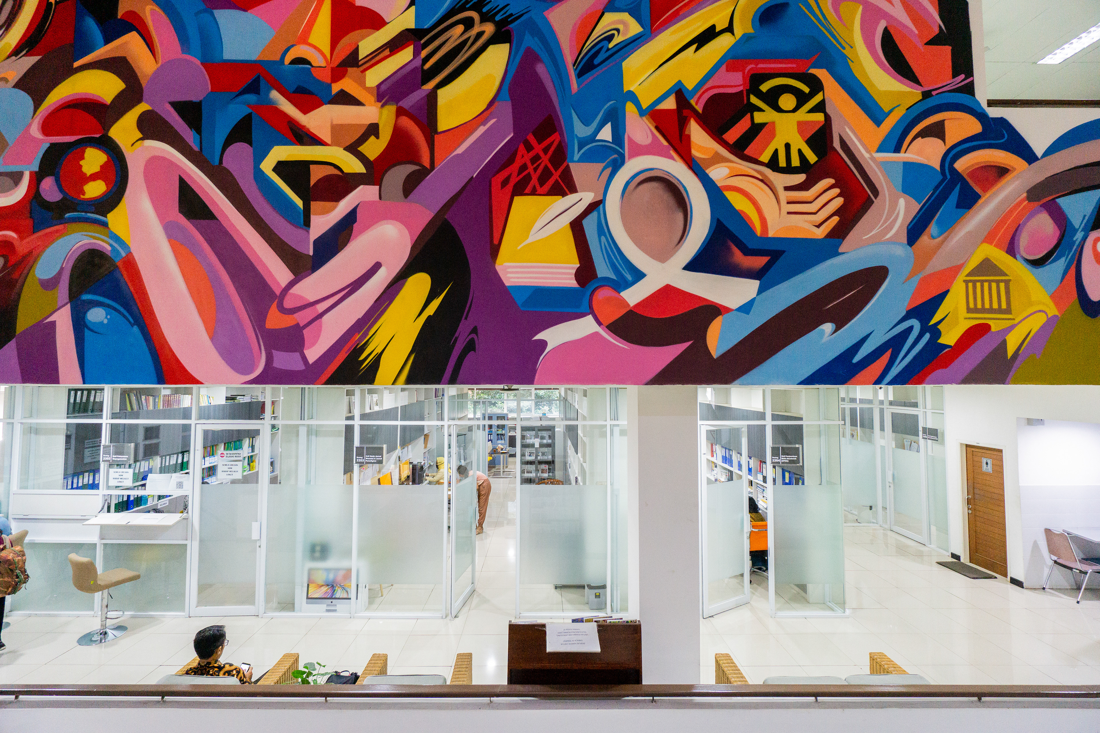Desain Renovasi Interior Kantor Dekanat Fakultas Ilmu Pengetahuan Budaya Universitas Indonesia Depok oleh Studio Slenpan