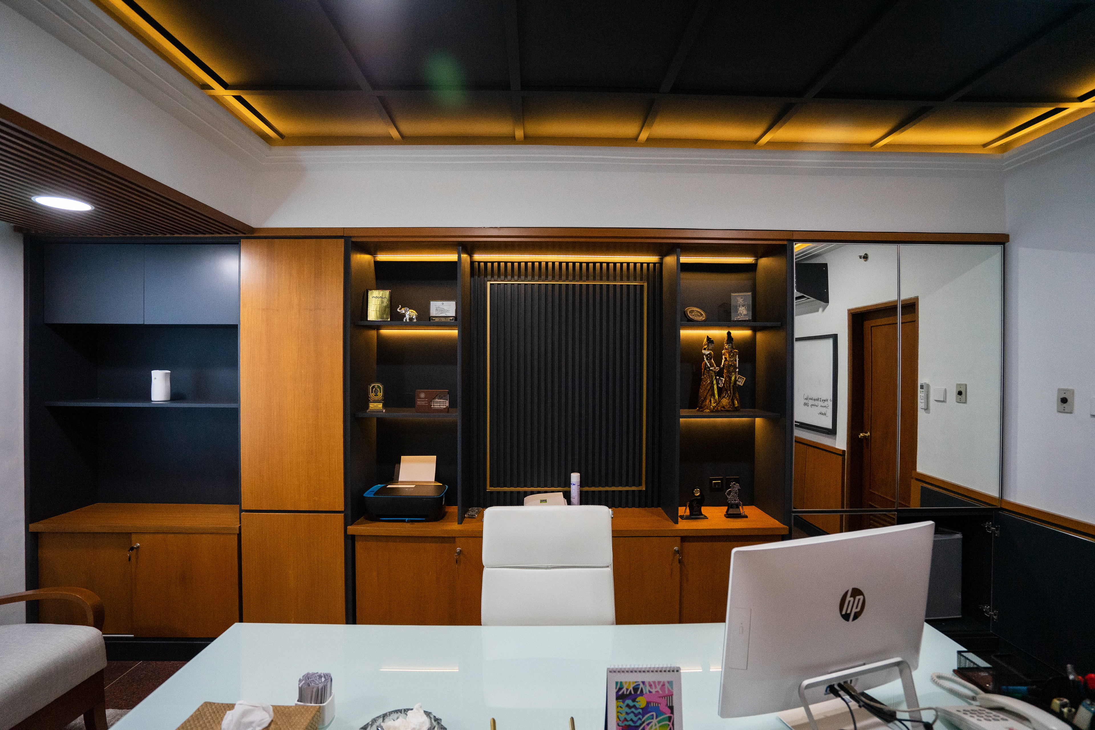 Desain Ruang Direktur Kantor NAM CSSTC renovasi interior kantor oleh Studio Slenpan