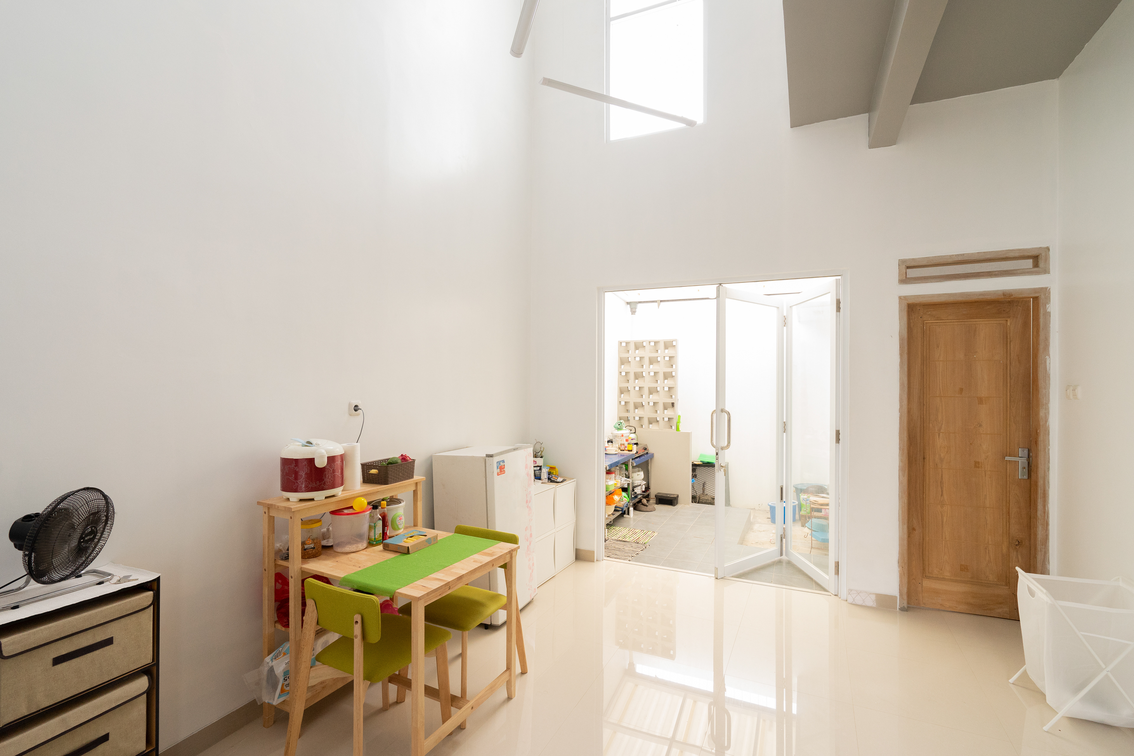 View Ruang Keluarga & Dapur Arsitektur Rumah HK oleh Studio Slenpan
