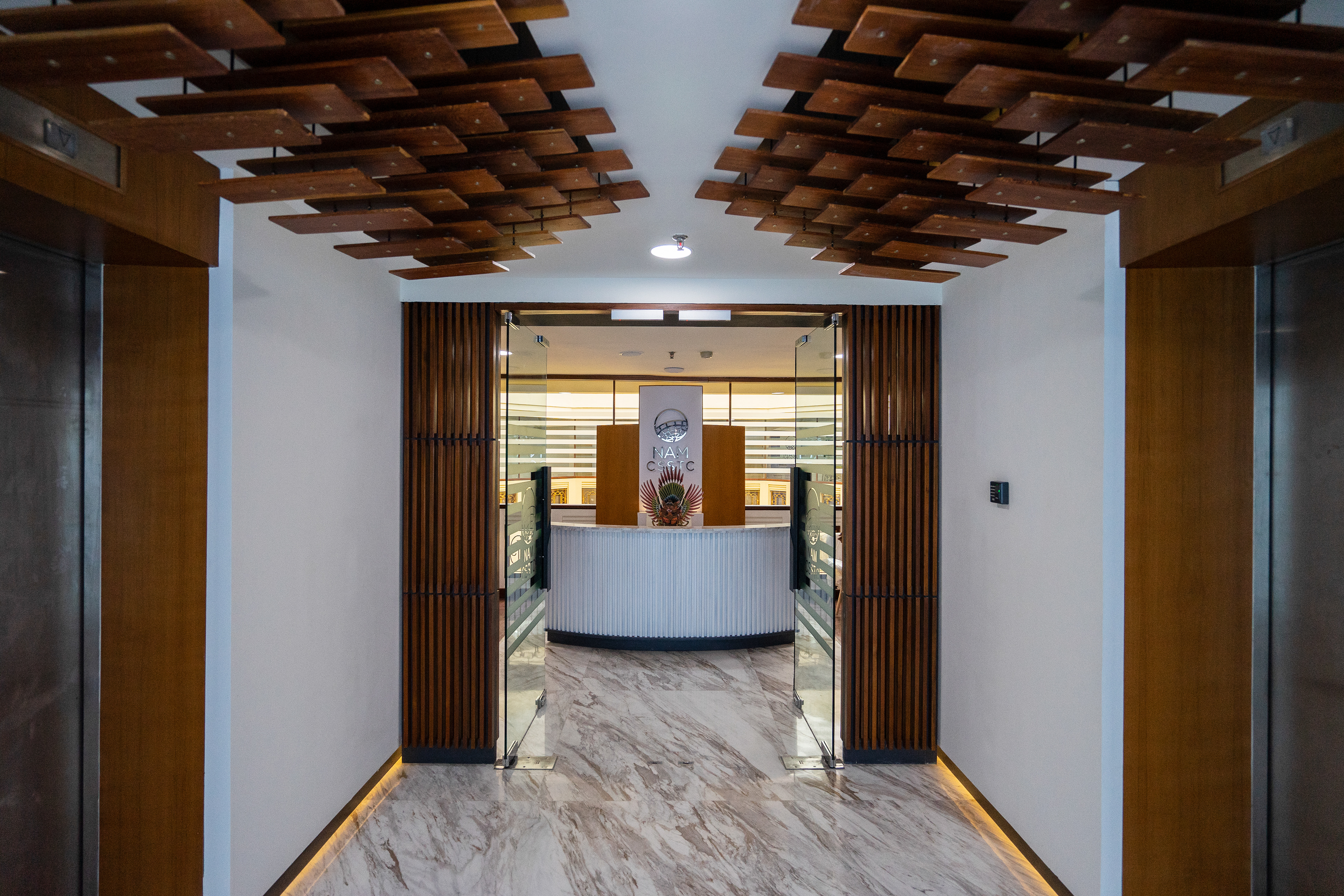 Desain Area Lobby Lift Kantor NAM CSSTC renovasi interior kantor oleh Studio Slenpan