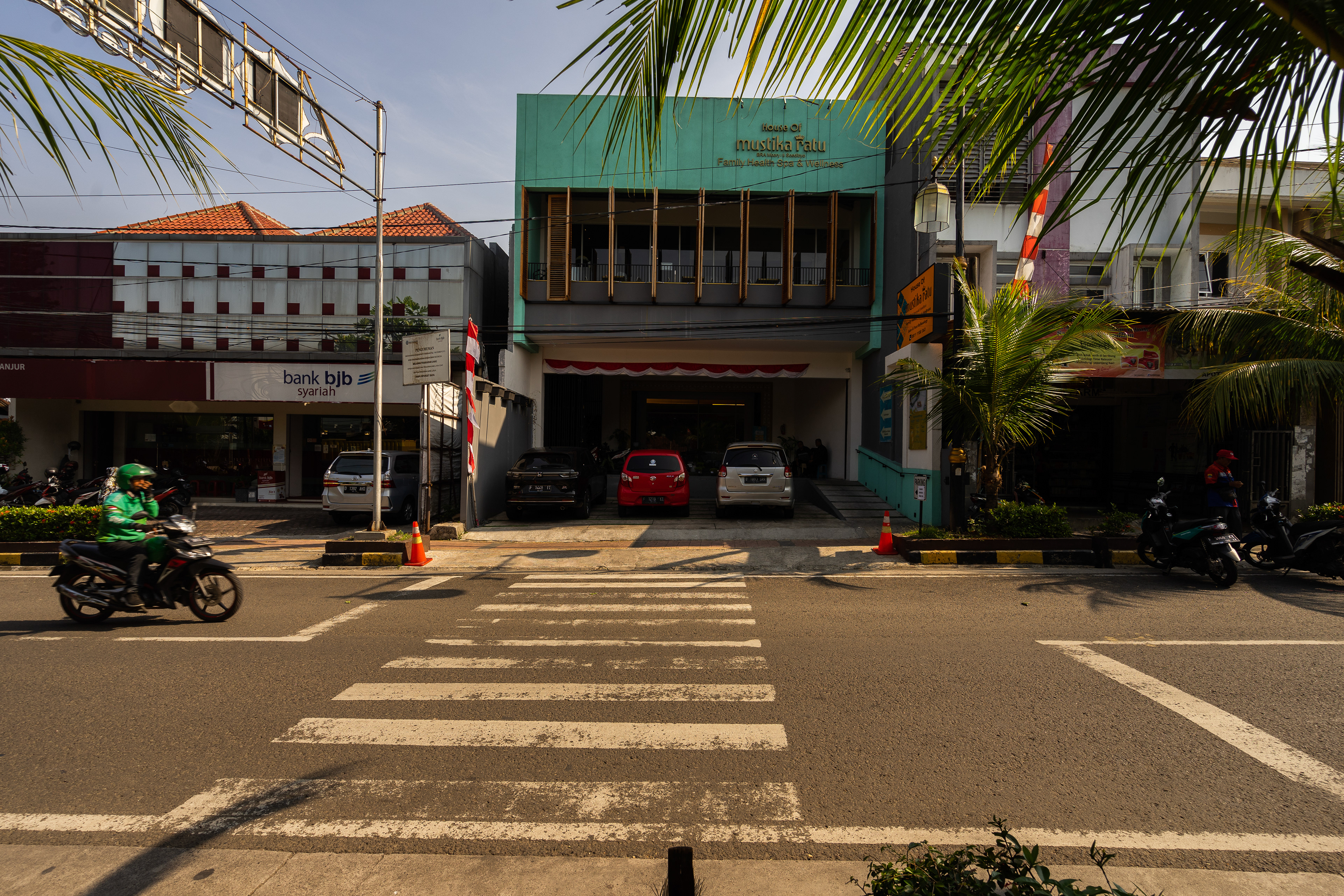 Fasad House of Mustika Ratu Cianjur Desain Renovasi Interior Studio Slenpan