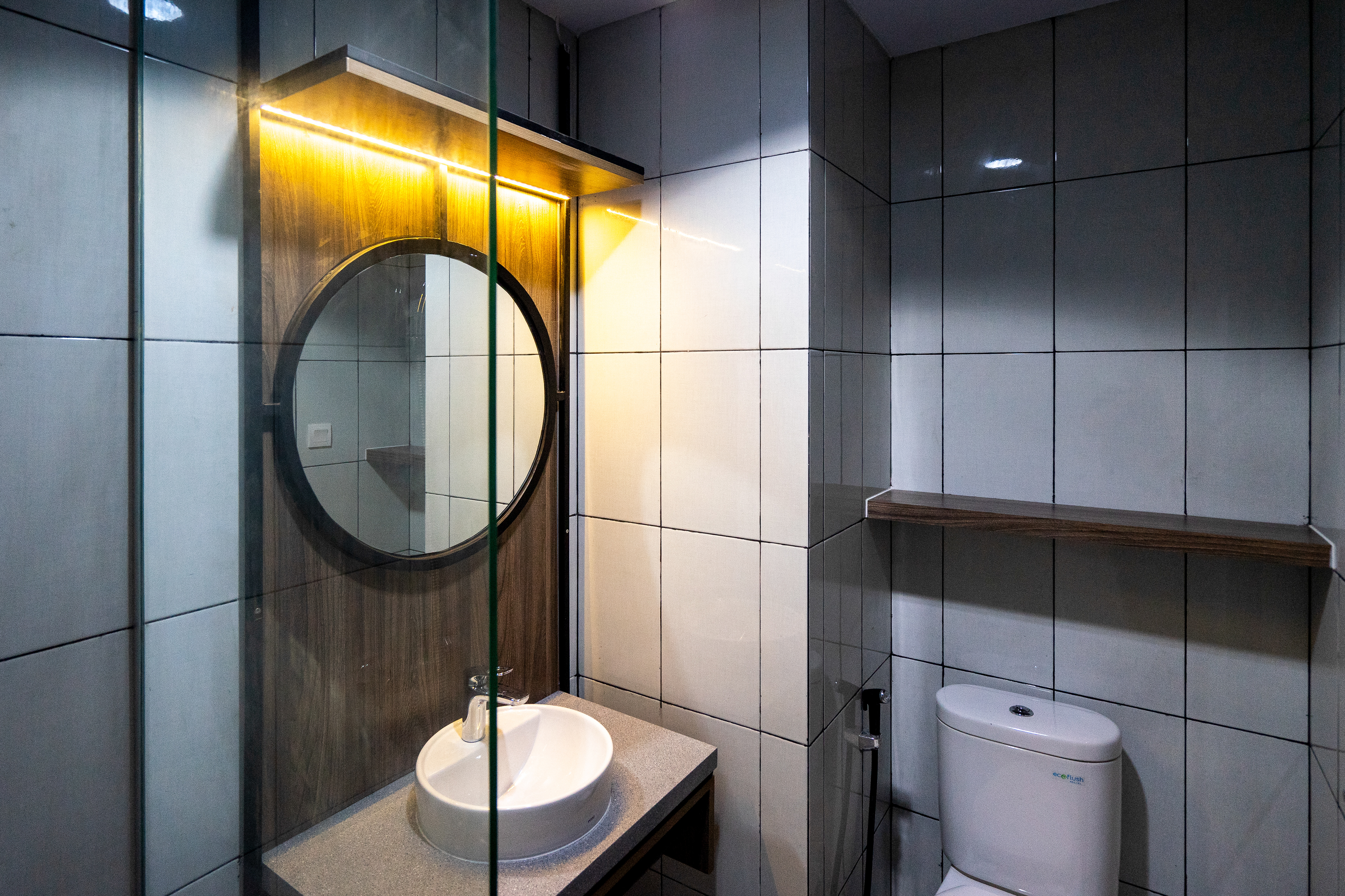 Kamar Mandi Renovasi Interior Apartemen Jakarta Jabodetabek Cassa de Parco oleh Studio Slenpan