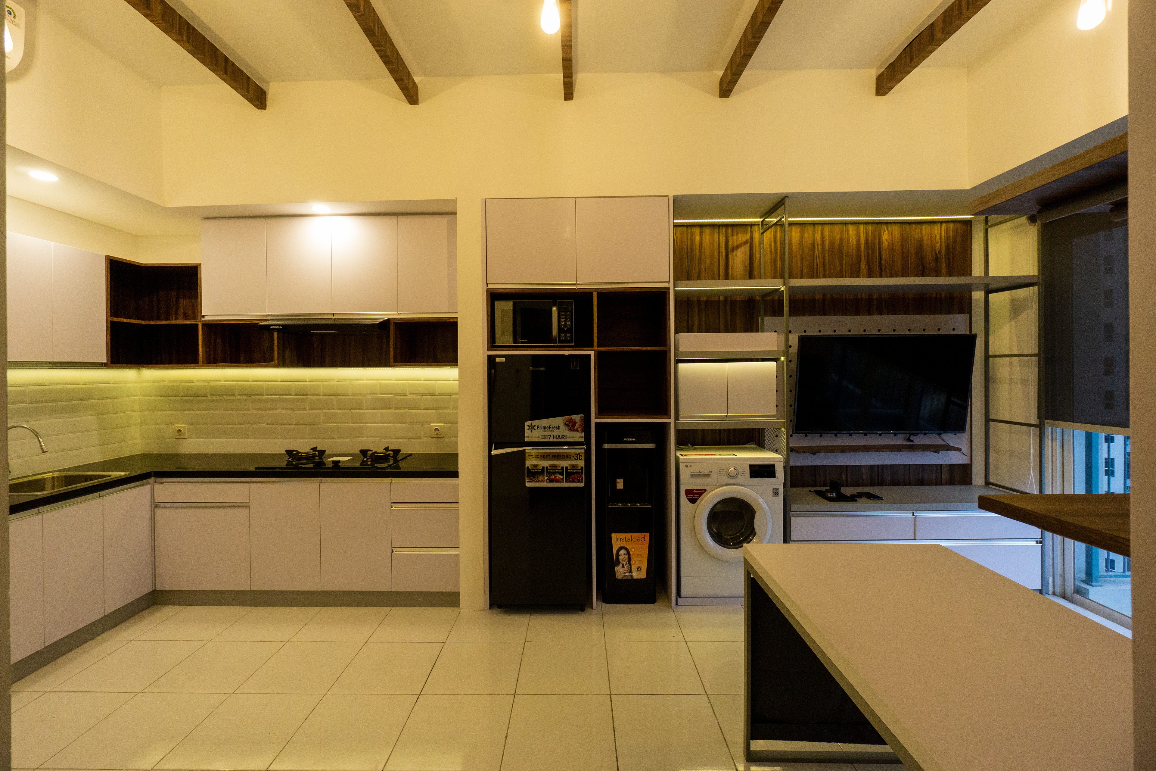 Living Dining Kitchen Renovasi Interior Apartemen Jakarta Jabodetabek Cassa de Parco oleh Studio Slenpan