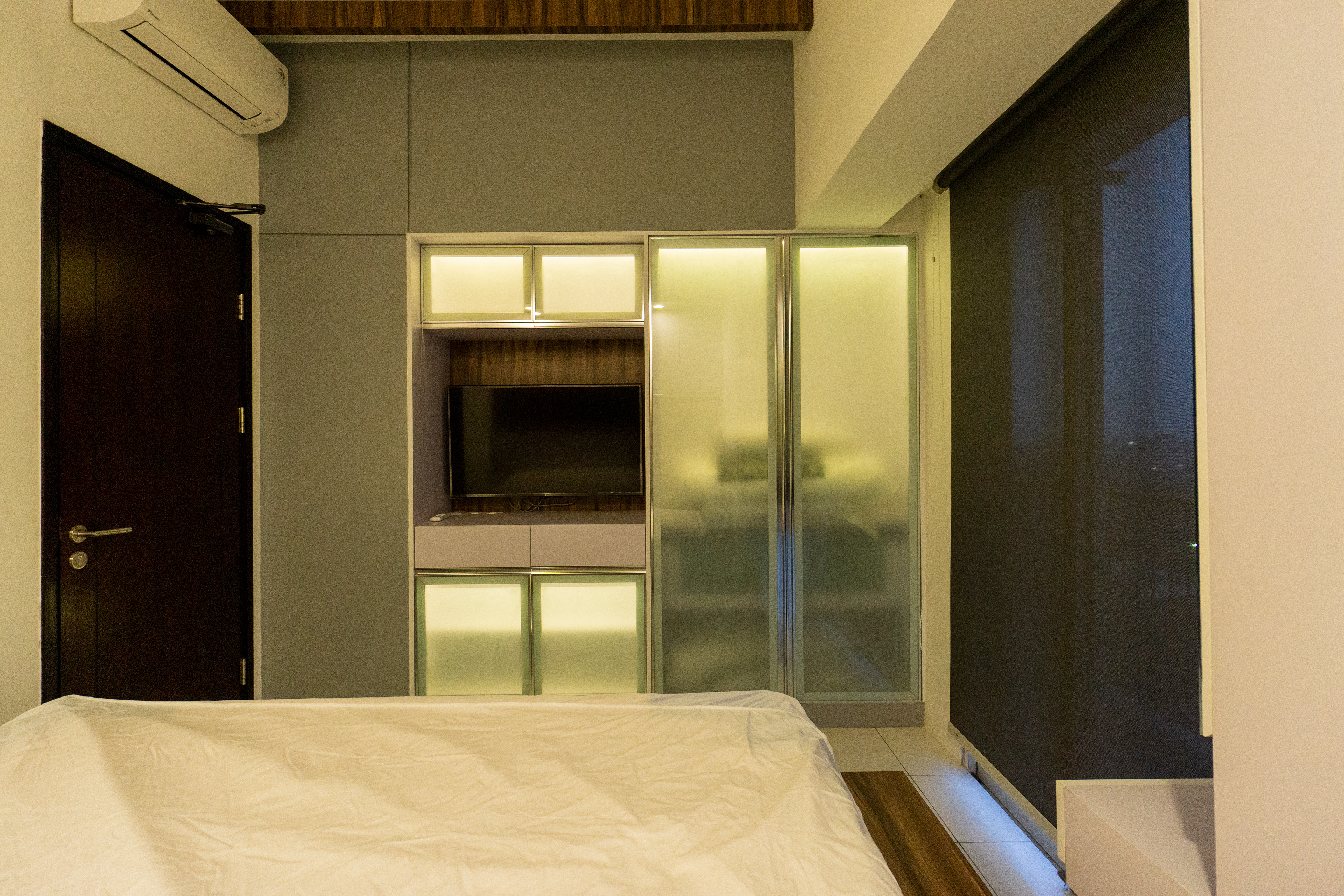 Kamar Utama Renovasi Interior Apartemen Jakarta Jabodetabek Cassa de Parco oleh Studio Slenpan