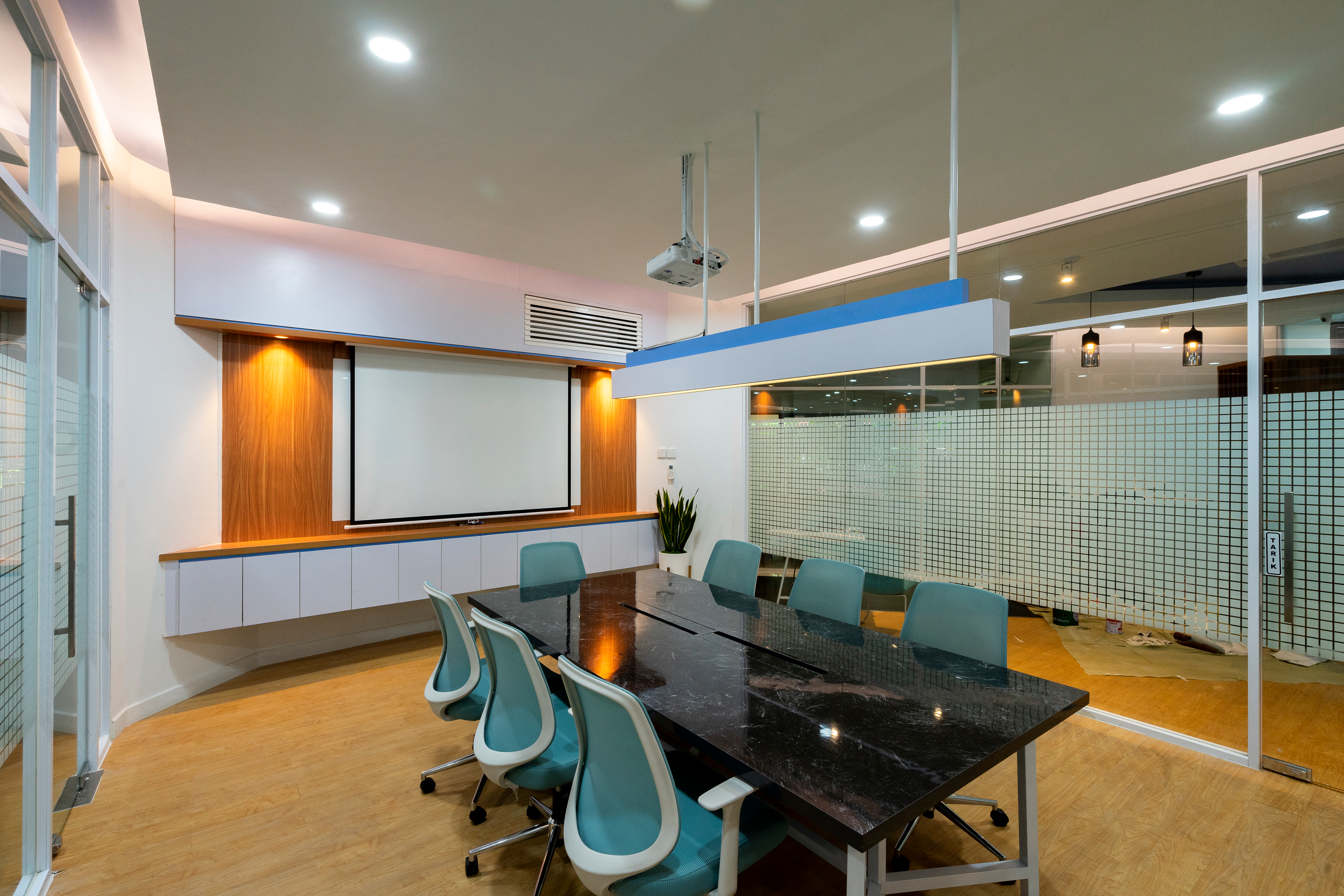 Area Meeting Desain Renovasi Interior Kantor Dekanat Fakultas Psikologi Universitas Indonesia Depok oleh Studio Slenpan