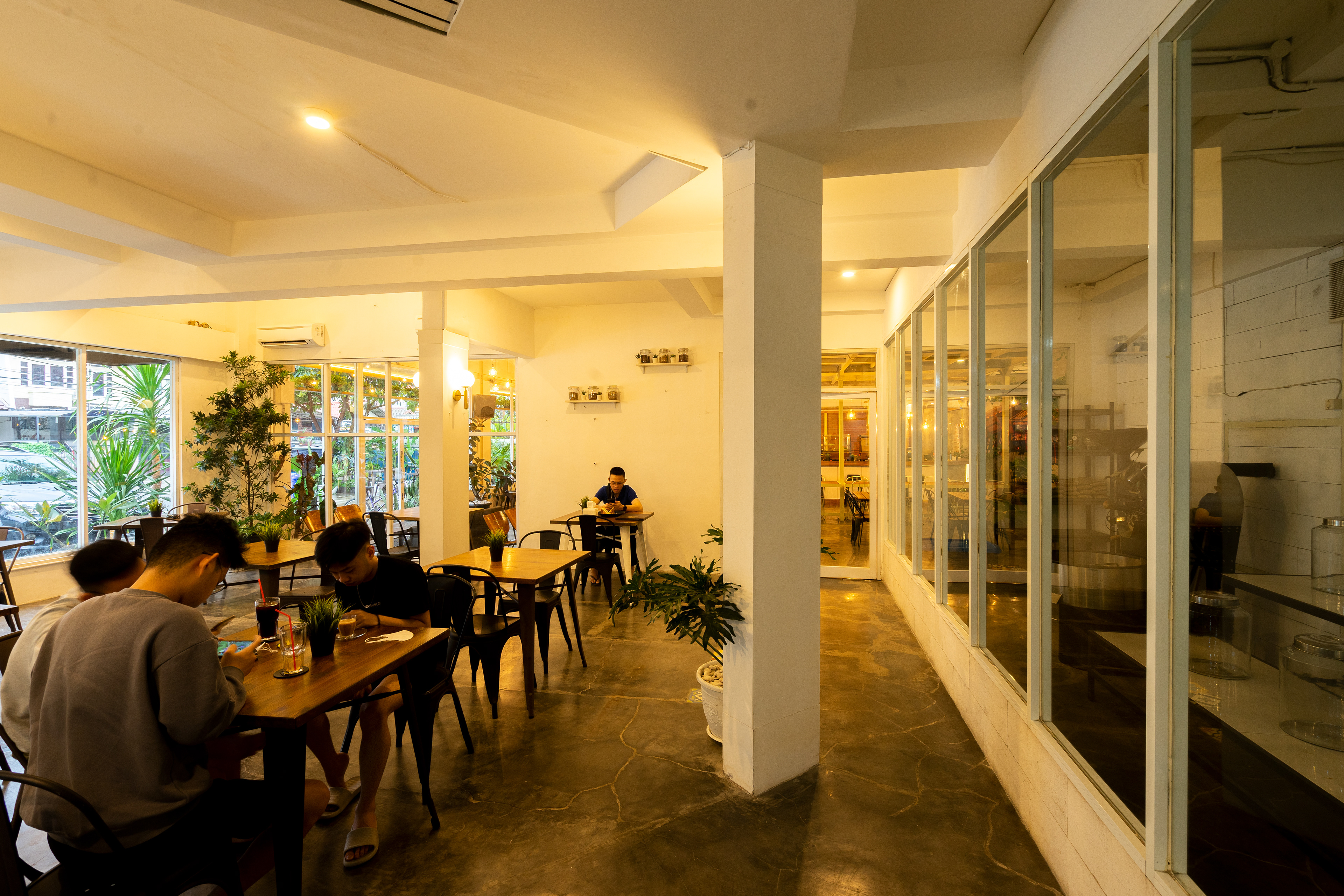 Renovasi Interior Jambo Kupi Kali Deres oleh Studio Slenpan