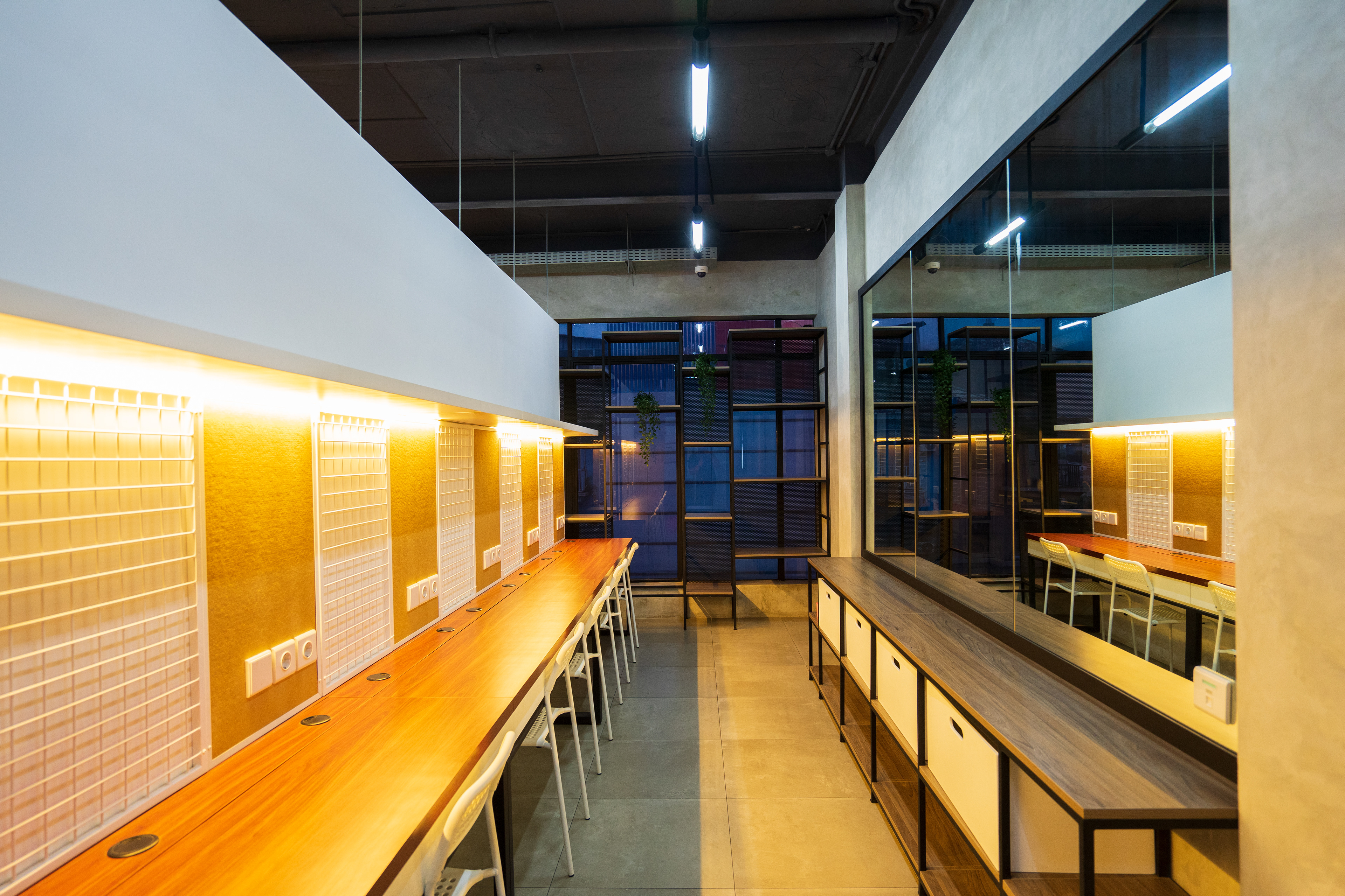 Area Kerja Lantai 3 Renovasi Kantor OMEOO Desain Renovasi Interior Studio Slenpan