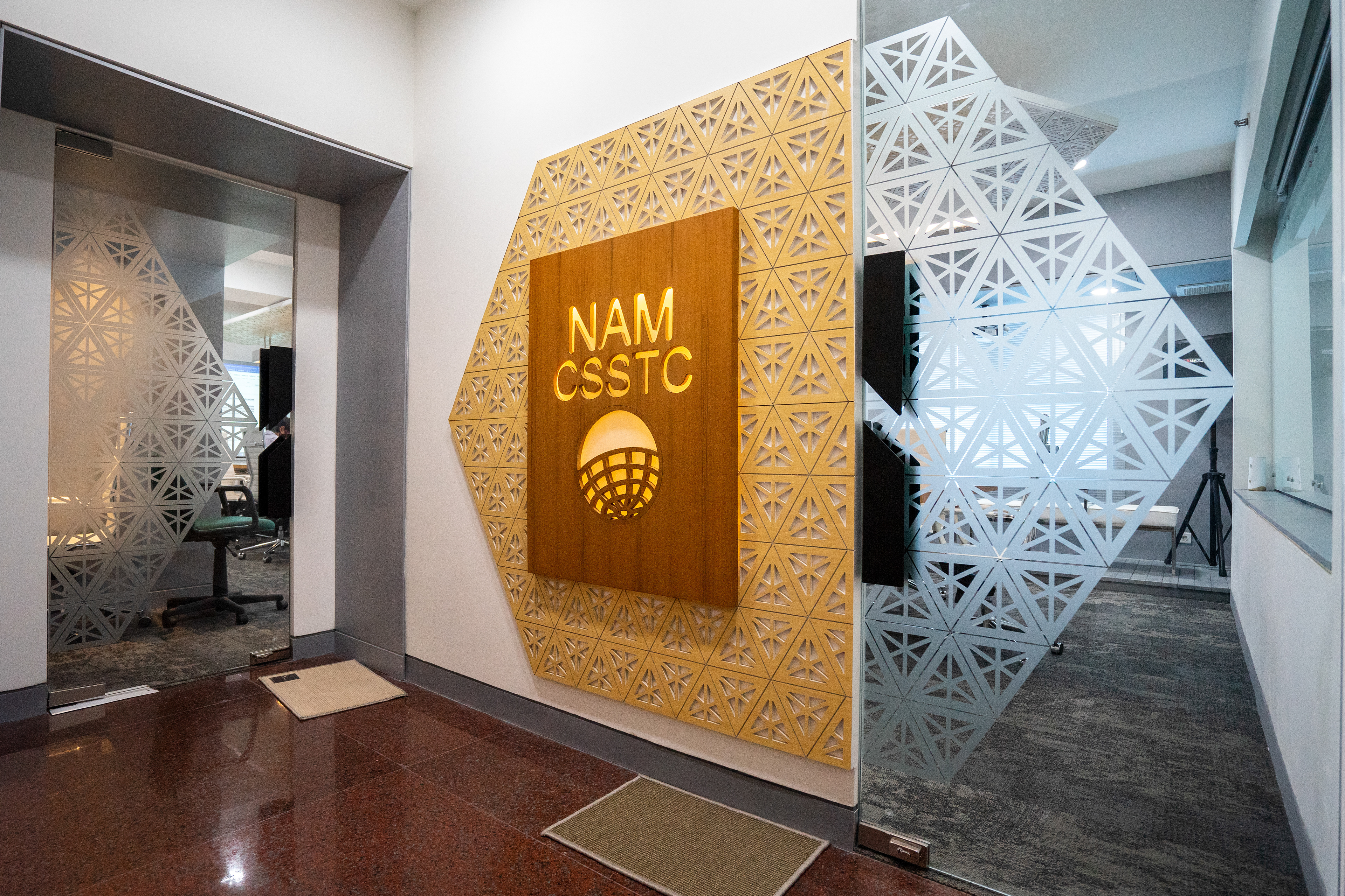 Desain Ruang Meeting Kantor NAM CSSTC renovasi interior kantor oleh Studio Slenpan