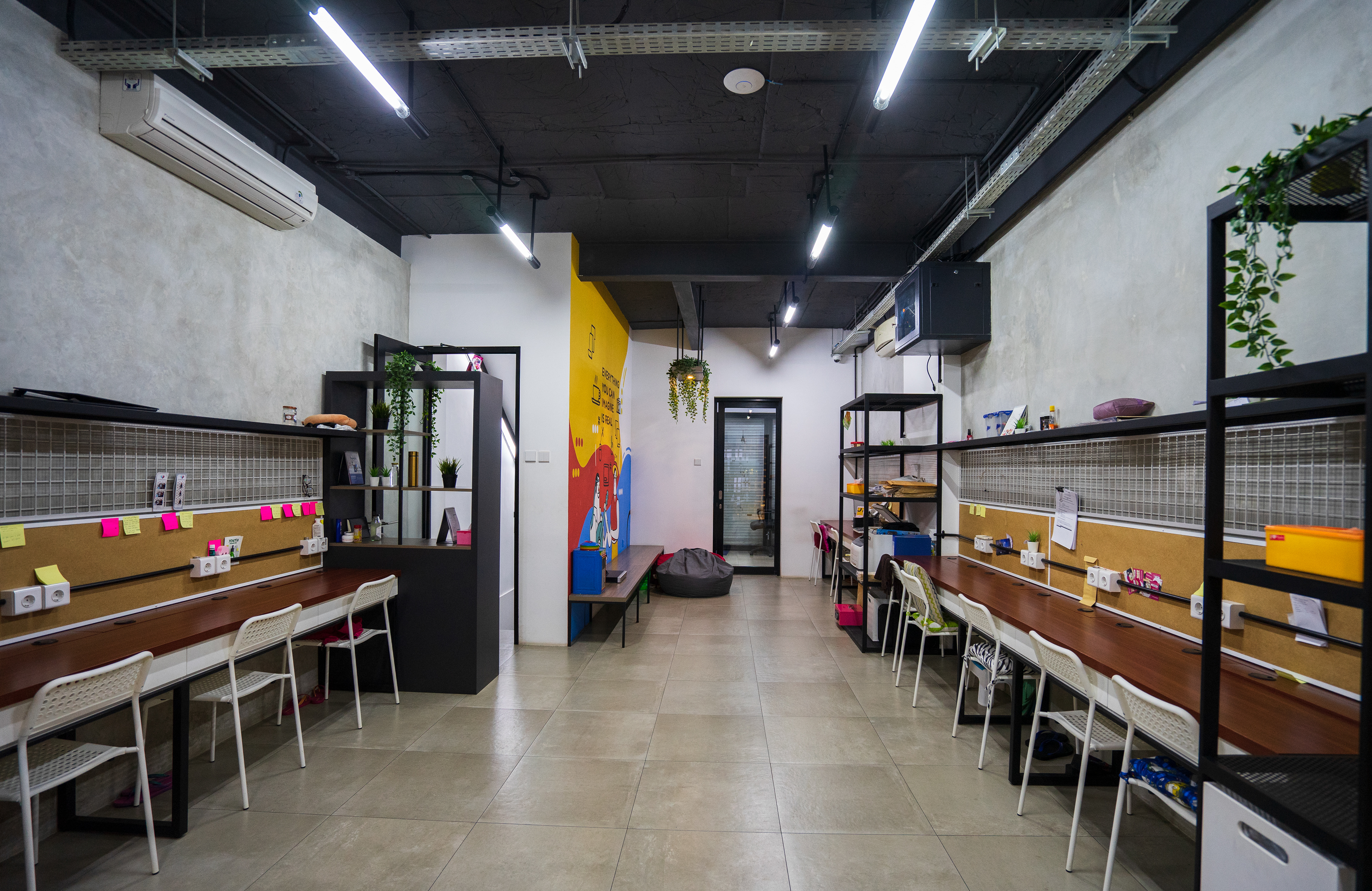 Area Kerja Lantai 3 Renovasi Kantor OMEOO Desain Renovasi Interior Studio Slenpan