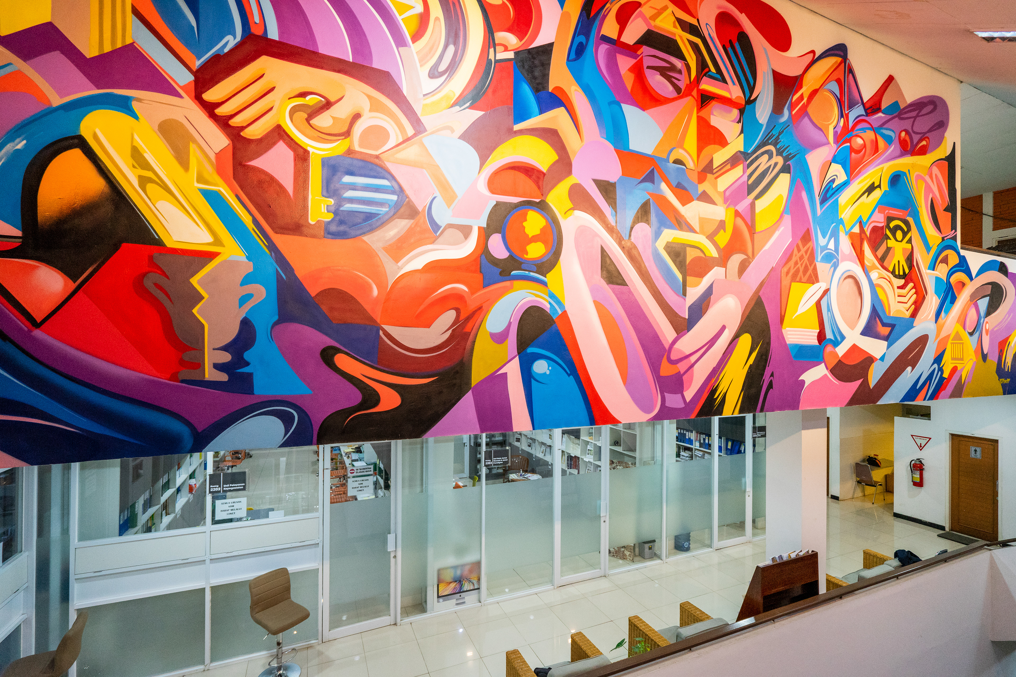 Entrance Desain Renovasi Interior Kantor Dekanat Fakultas Ilmu Pengetahuan Budaya Universitas Indonesia Depok oleh Studio Slenpan