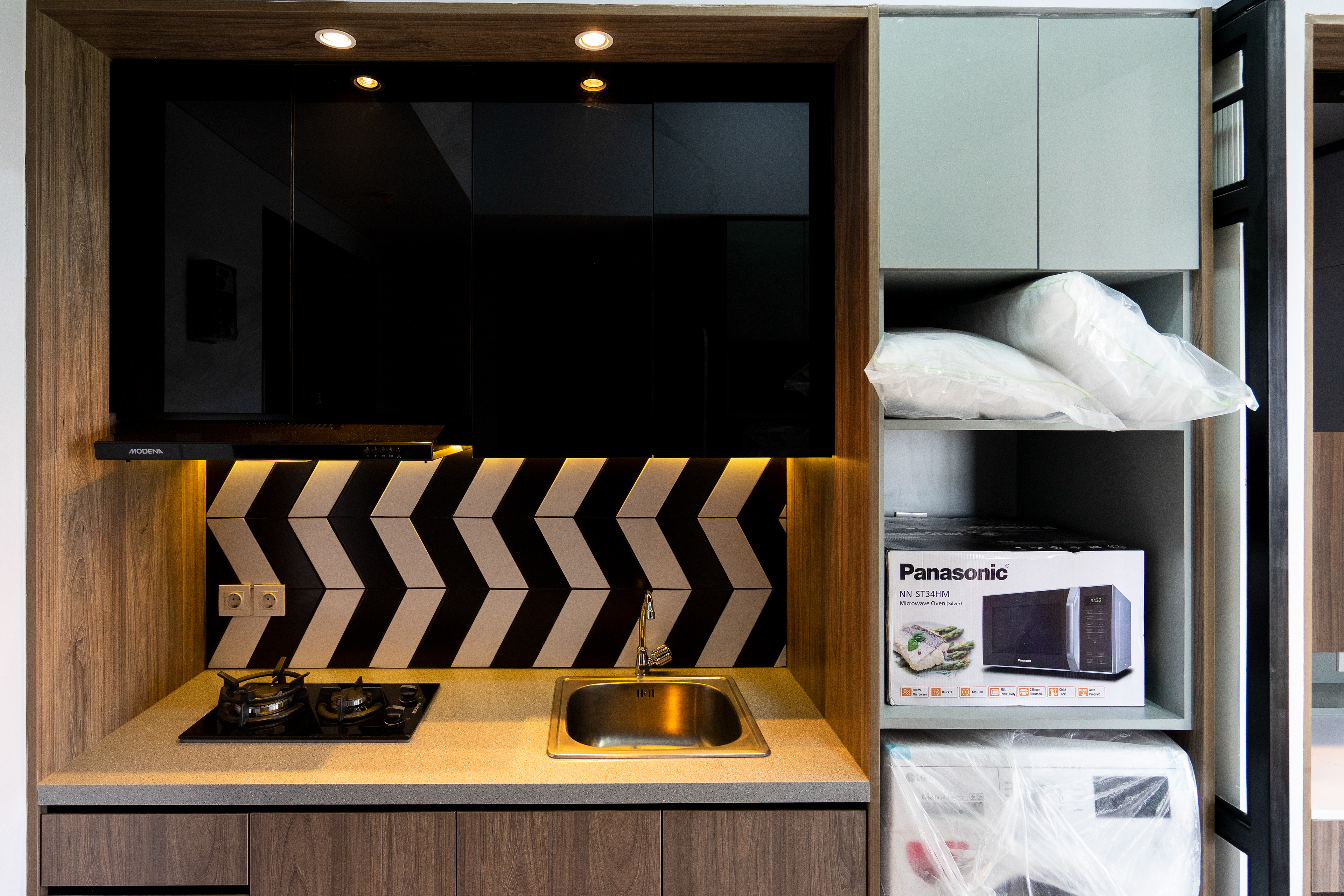 Kitchen Renovasi Interior Apartemen Jakarta Jabodetabek Cassa de Parco oleh Studio Slenpan