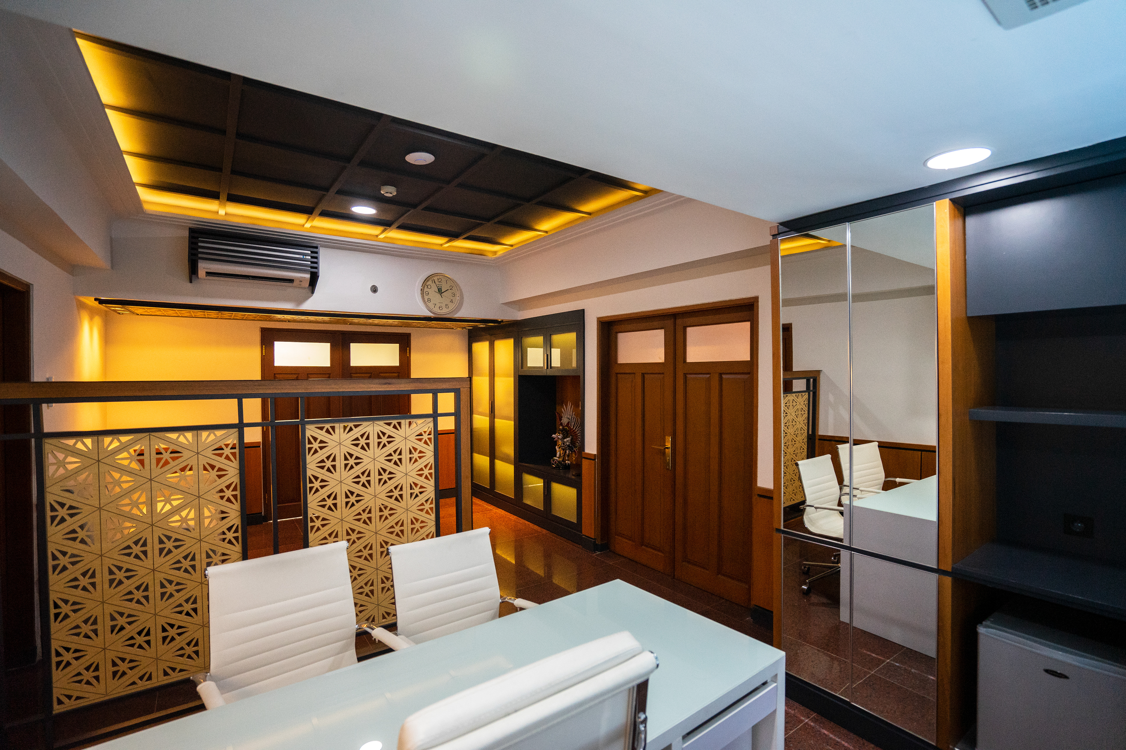 Desain Ruang Sekretaris Kantor NAM CSSTC renovasi interior kantor oleh Studio Slenpan