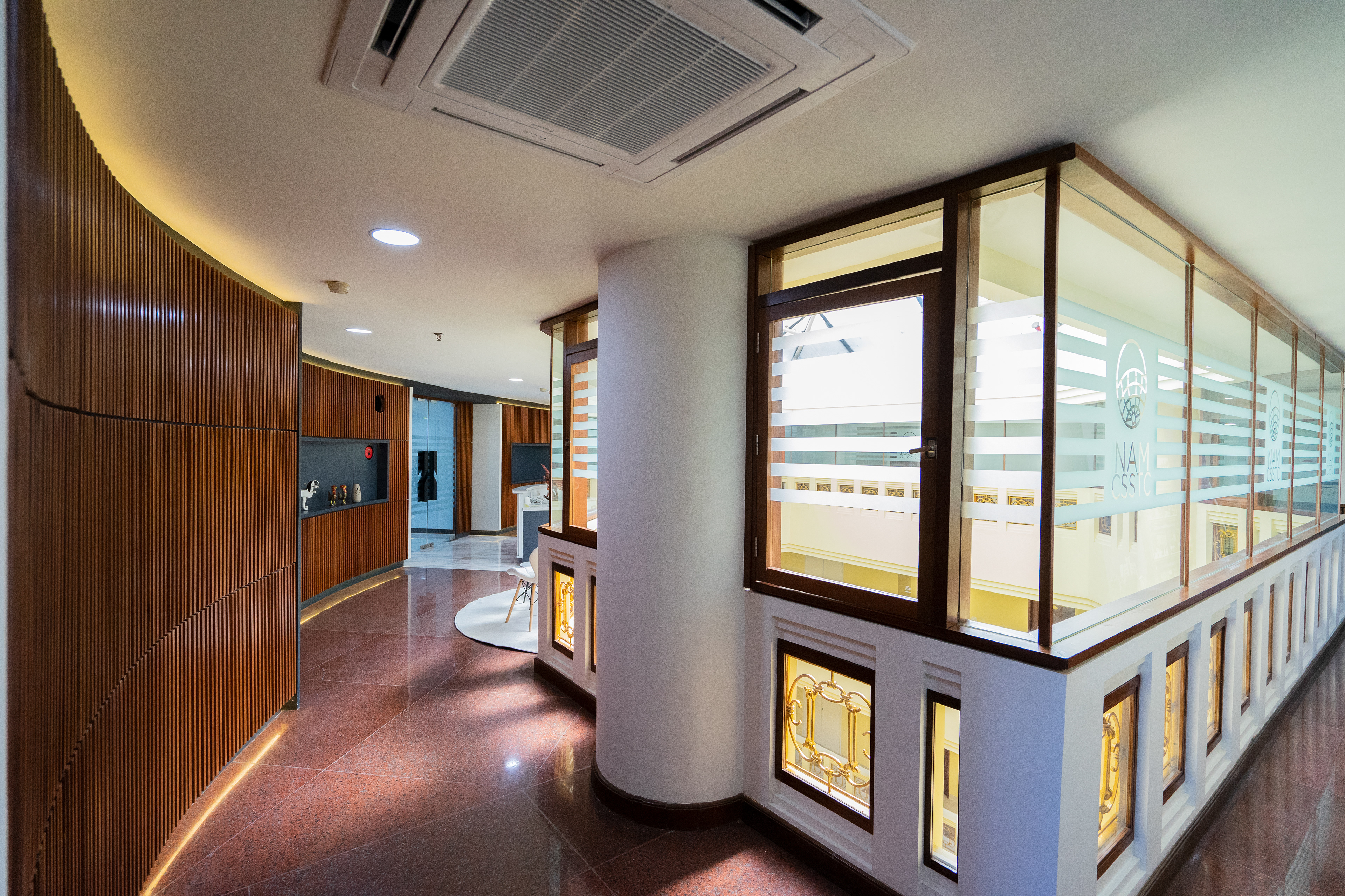 Desain Area Koridor Kantor NAM CSSTC renovasi interior kantor oleh Studio Slenpan