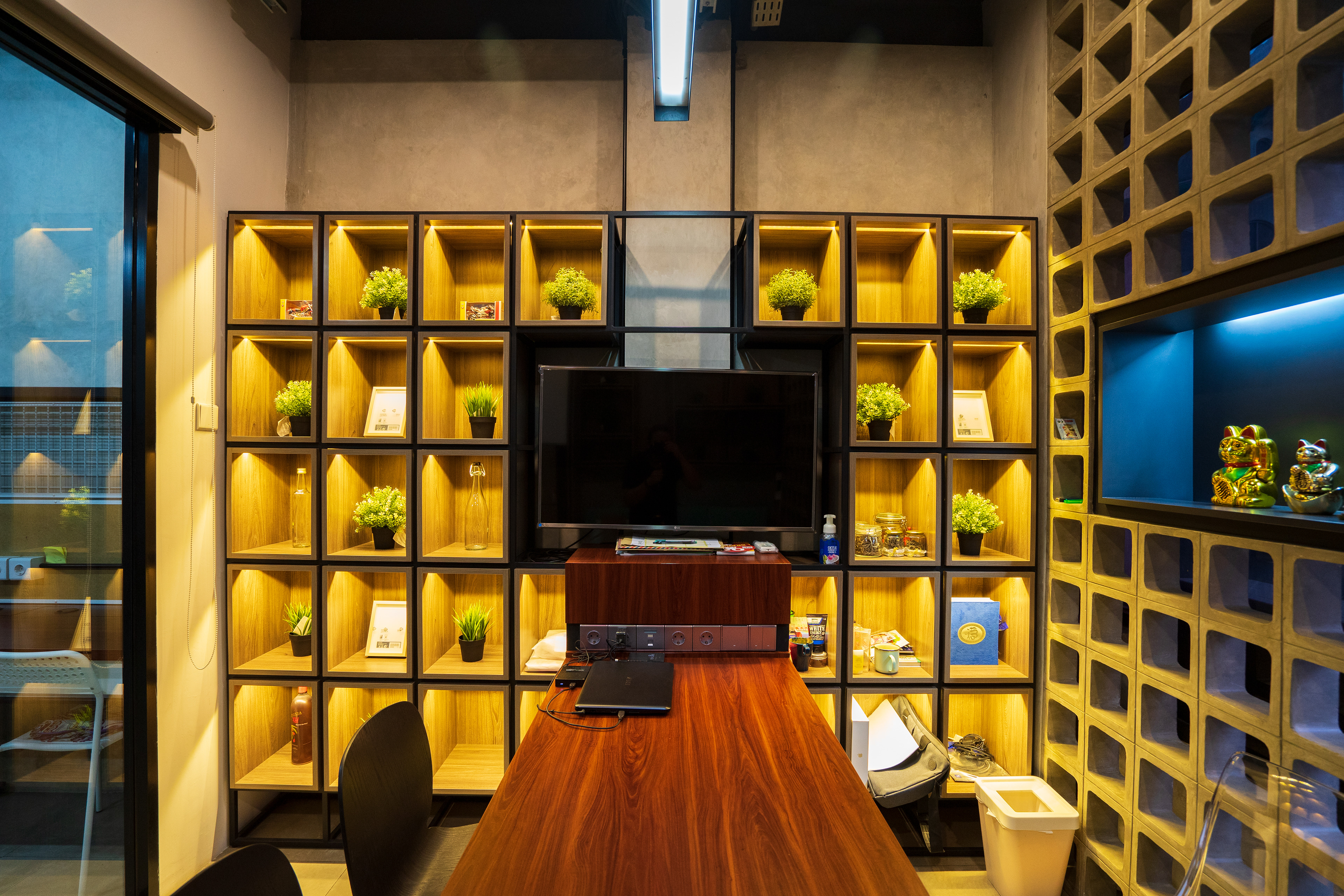 Ruang CEO Renovasi Kantor OMEOO Desain Renovasi Interior Studio Slenpan