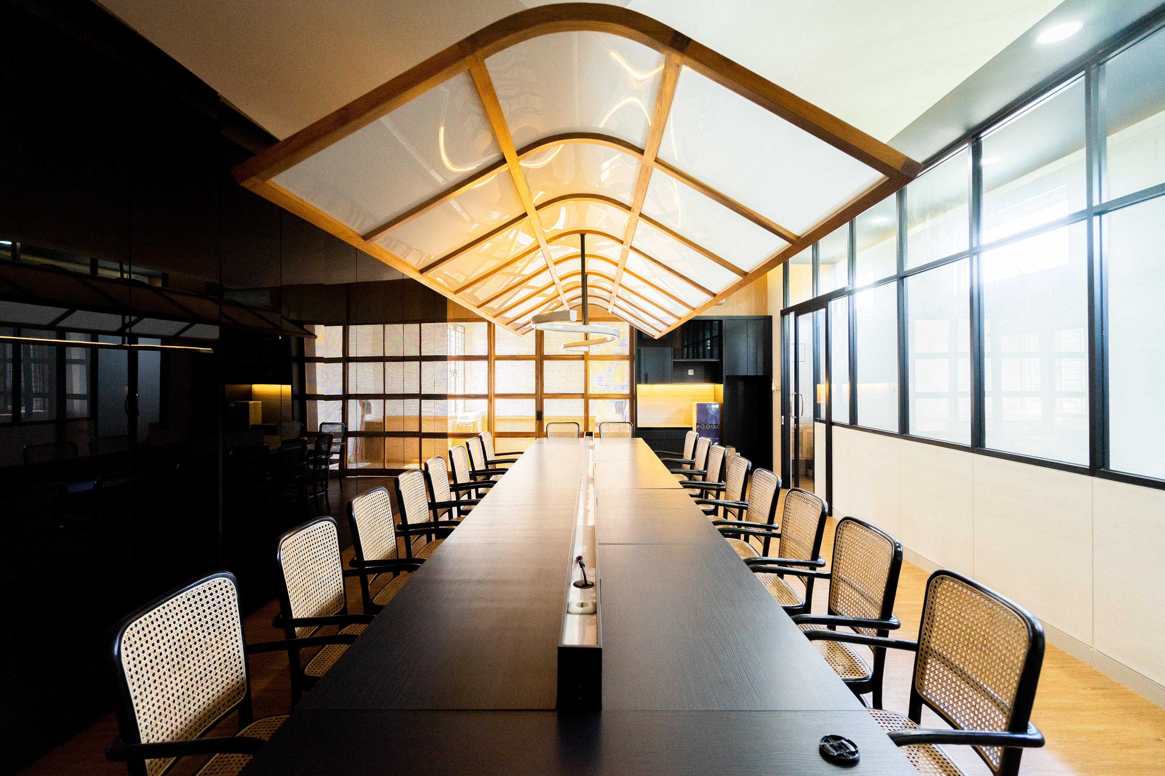 Area Meeting Kantor Baja Mulia Lestari desain renovasi kantor oleh Studio Slenpan