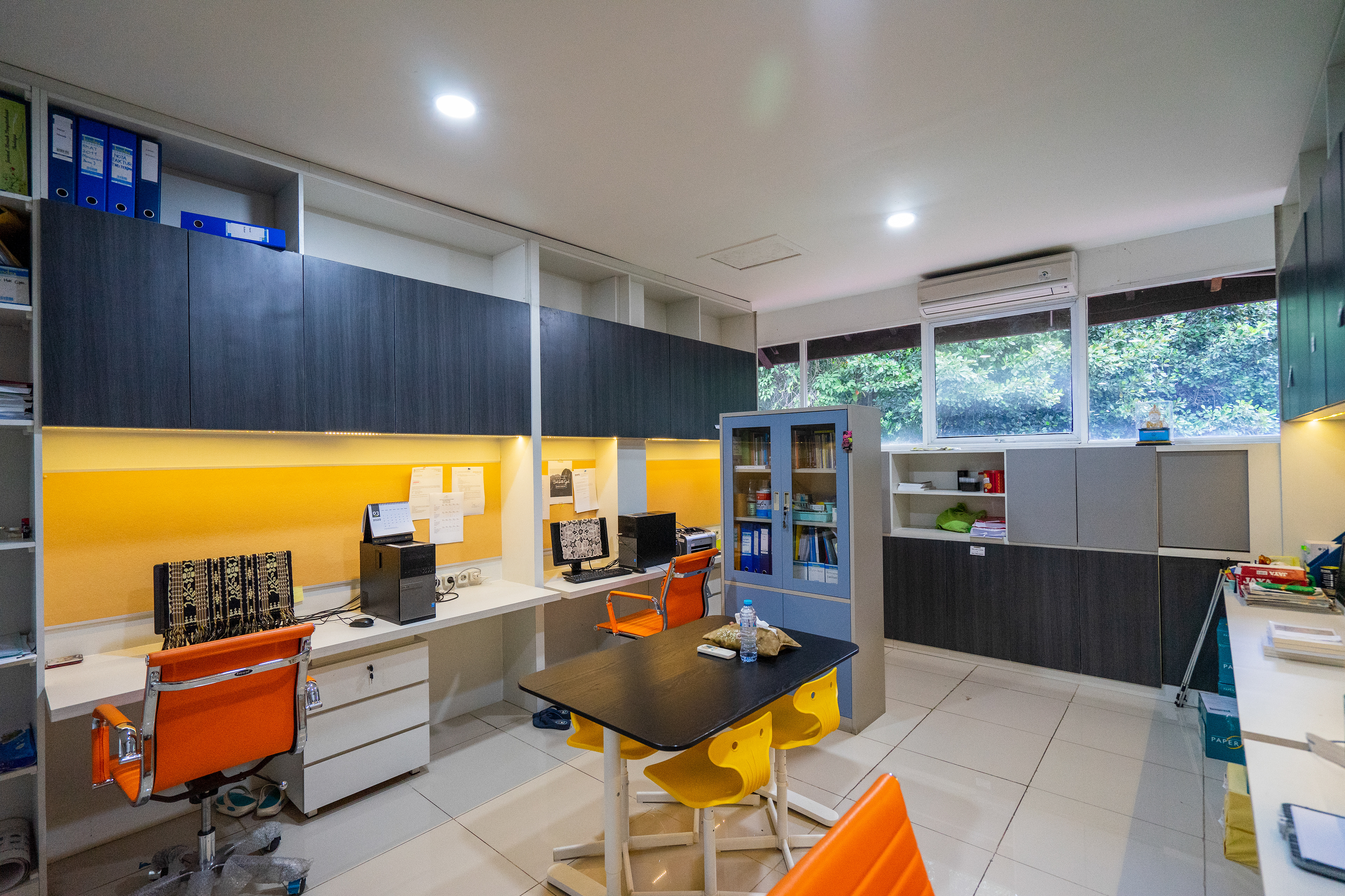Area Kerja Desain Renovasi Interior Kantor Dekanat Fakultas Ilmu Pengetahuan Budaya Universitas Indonesia Depok oleh Studio Slenpan
