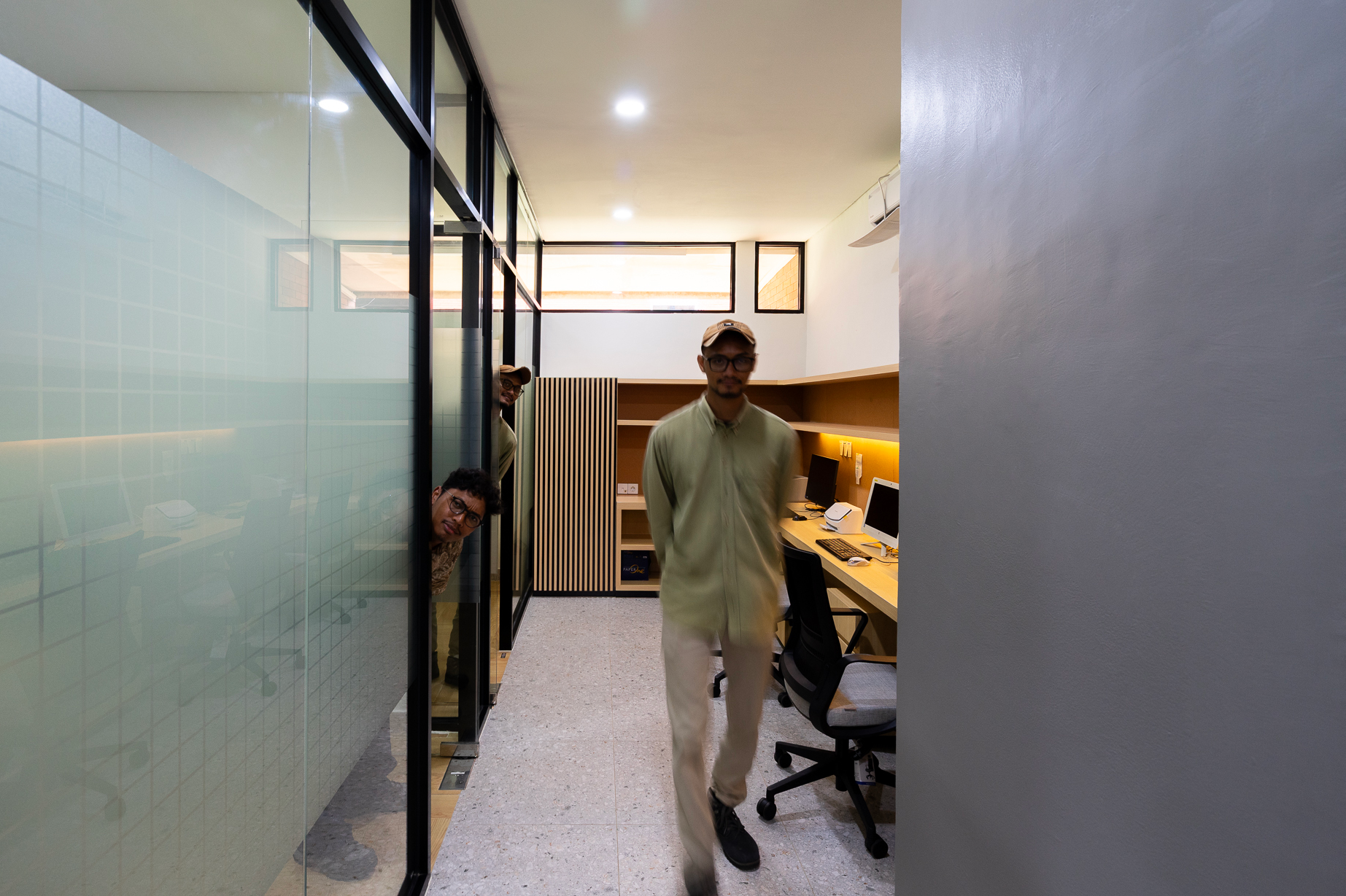 Ruang Pengelola Pendidikan Profesi Psikologi UI desain interior dari Studio Slenpan