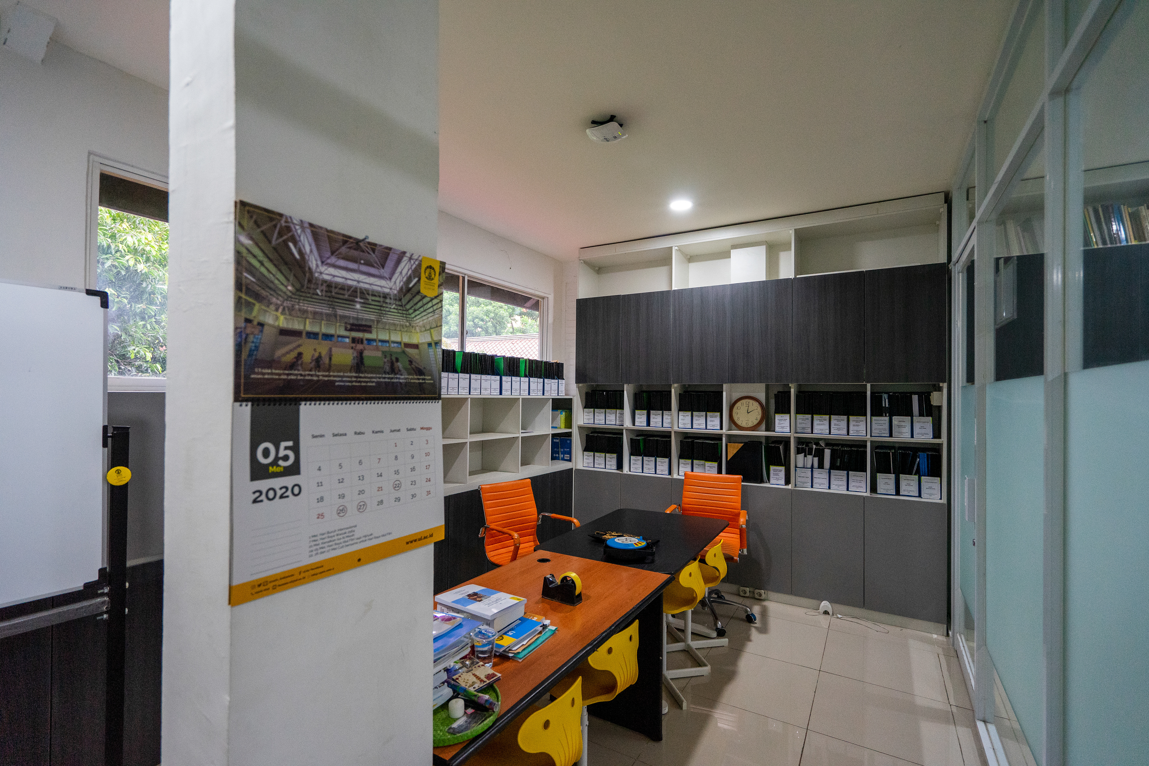 Area Kerja Desain Renovasi Interior Kantor Dekanat Fakultas Ilmu Pengetahuan Budaya Universitas Indonesia Depok oleh Studio Slenpan