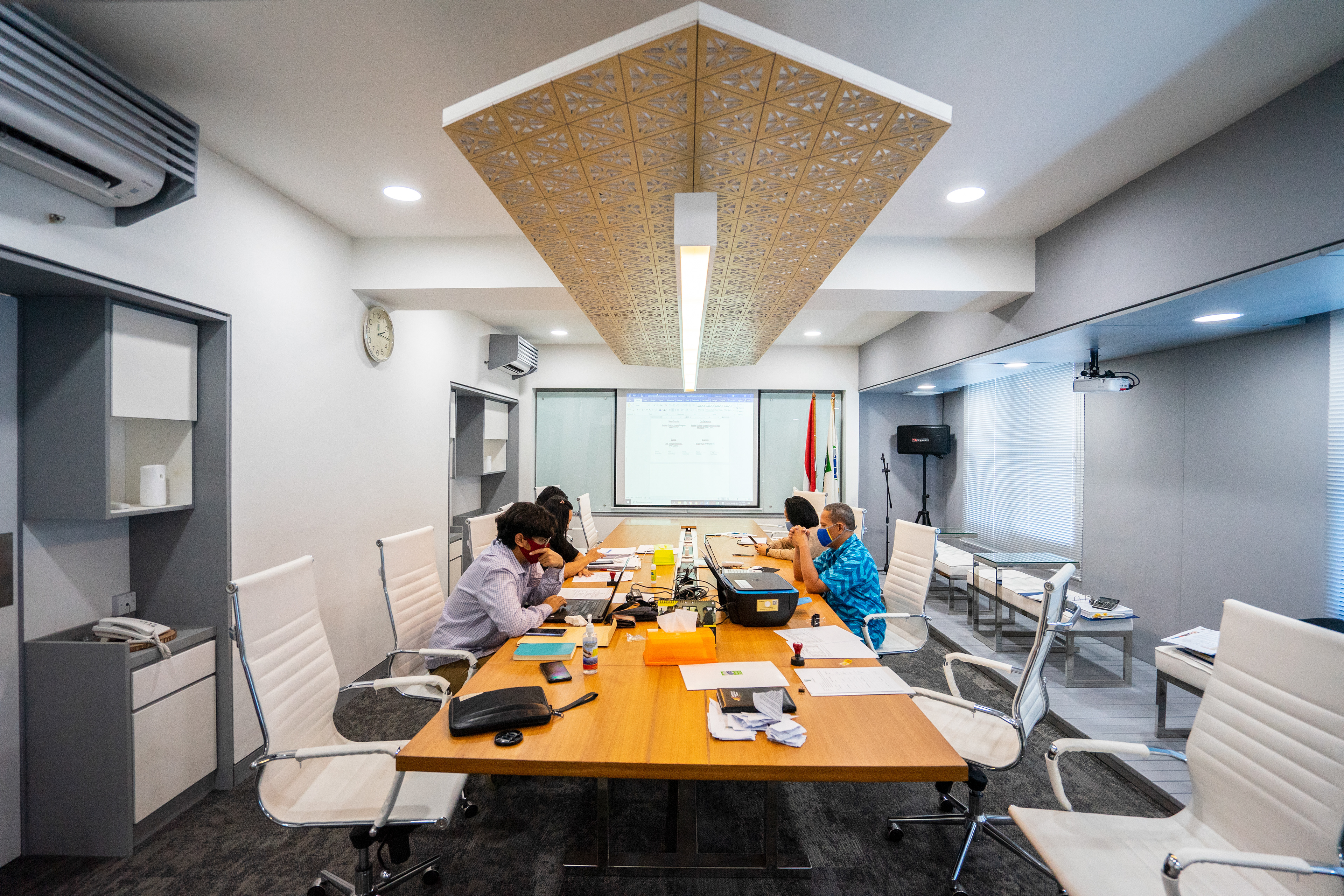 Desain Ruang Meeting Kantor NAM CSSTC renovasi interior kantor oleh Studio Slenpan