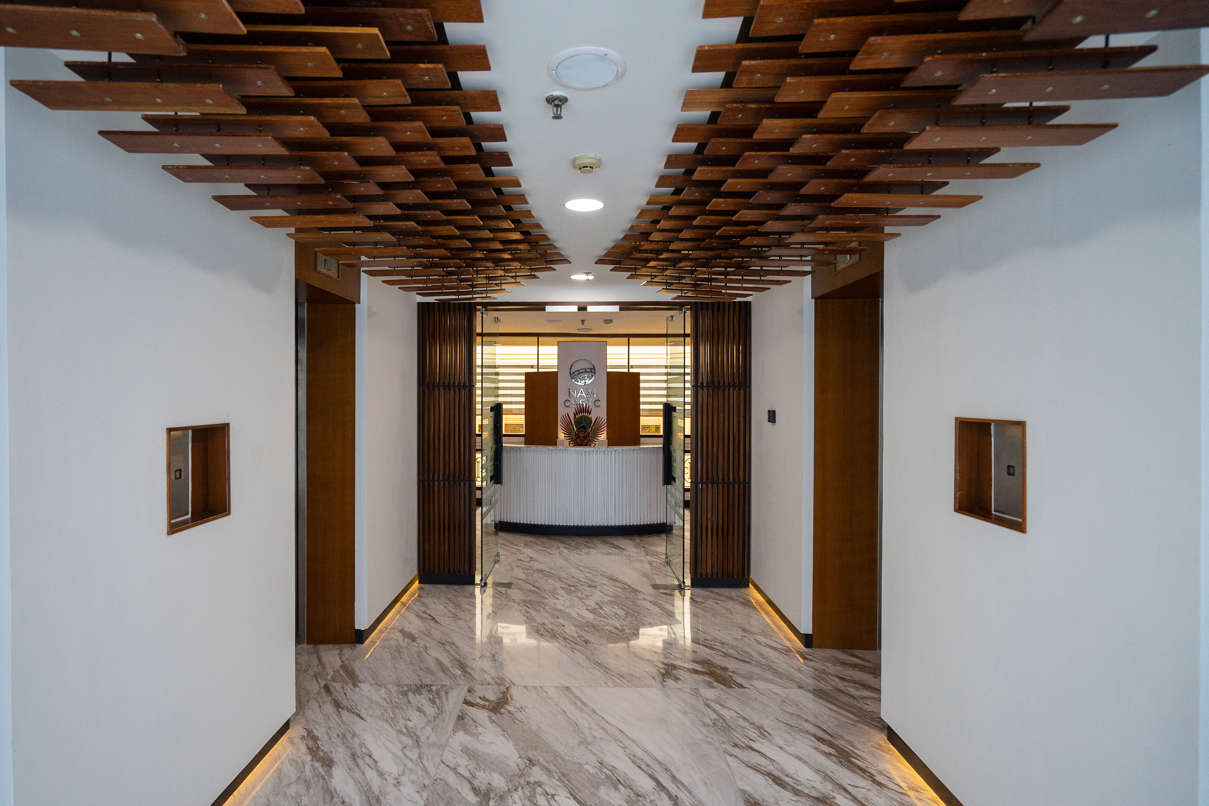 Desain Area Lobby Lift Kantor NAM CSSTC renovasi interior kantor oleh Studio Slenpan