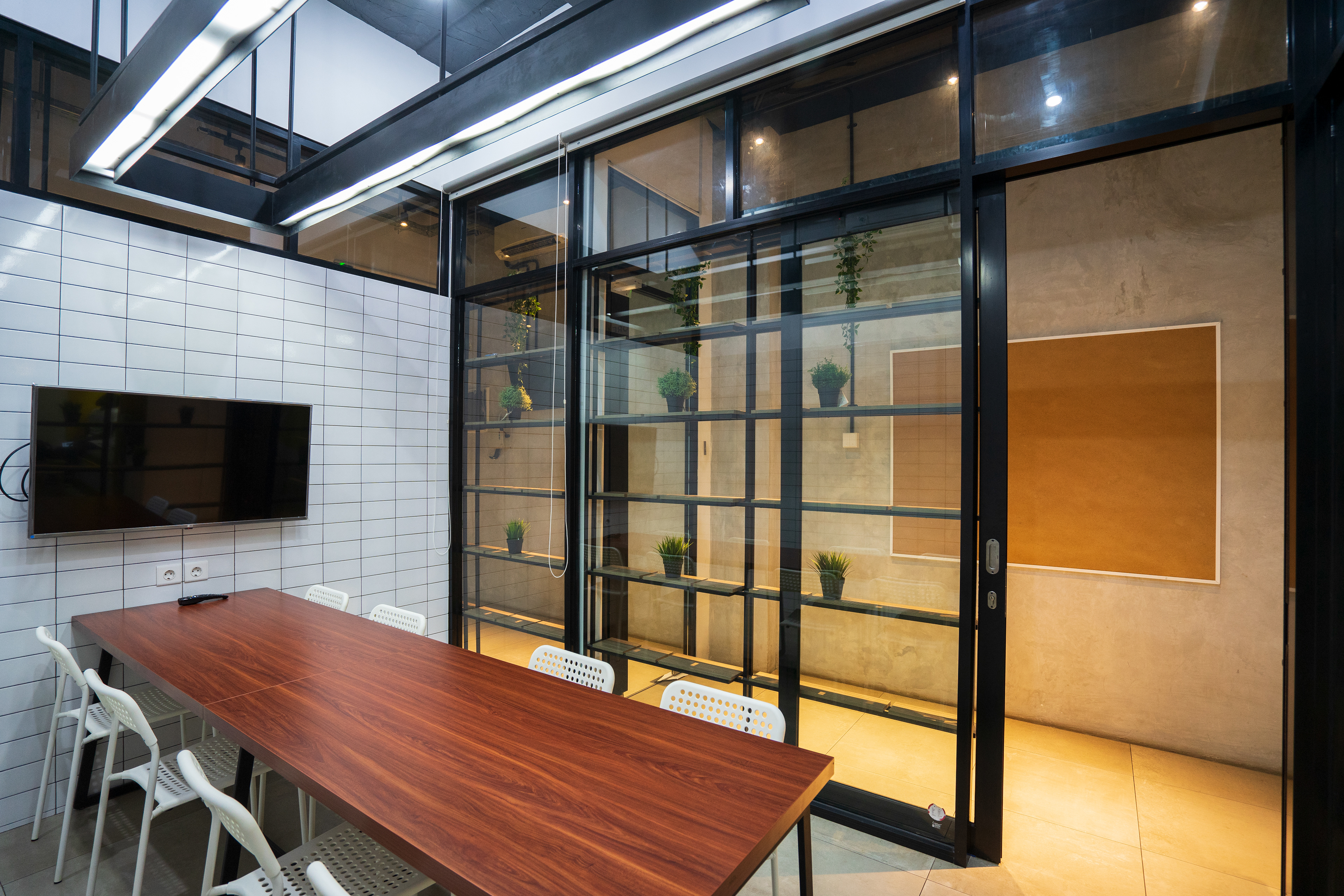Area Meeting Renovasi Kantor OMEOO Desain Renovasi Interior Studio Slenpan