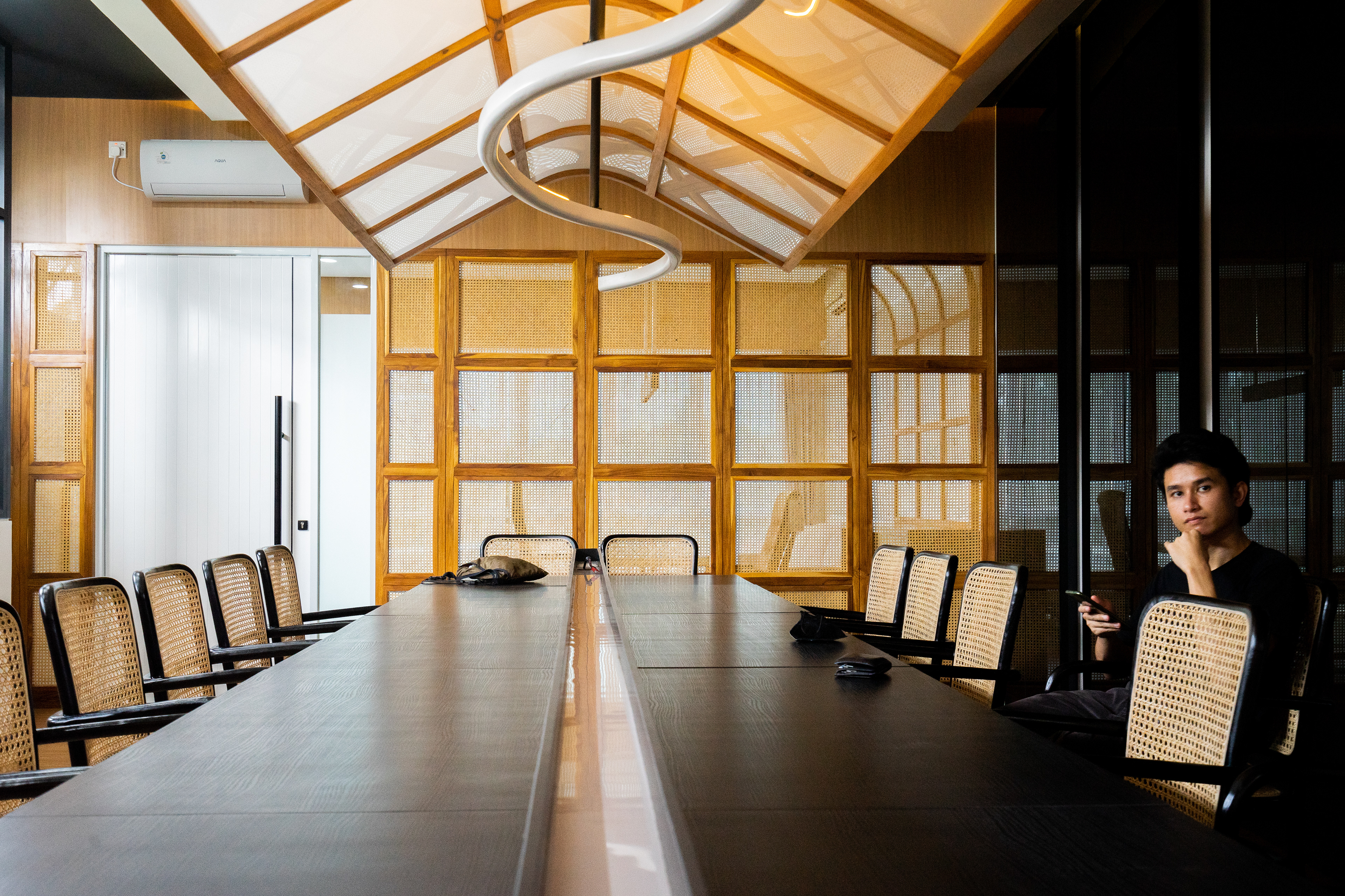 Area Meeting Kantor Baja Mulia Lestari desain renovasi kantor oleh Studio Slenpan