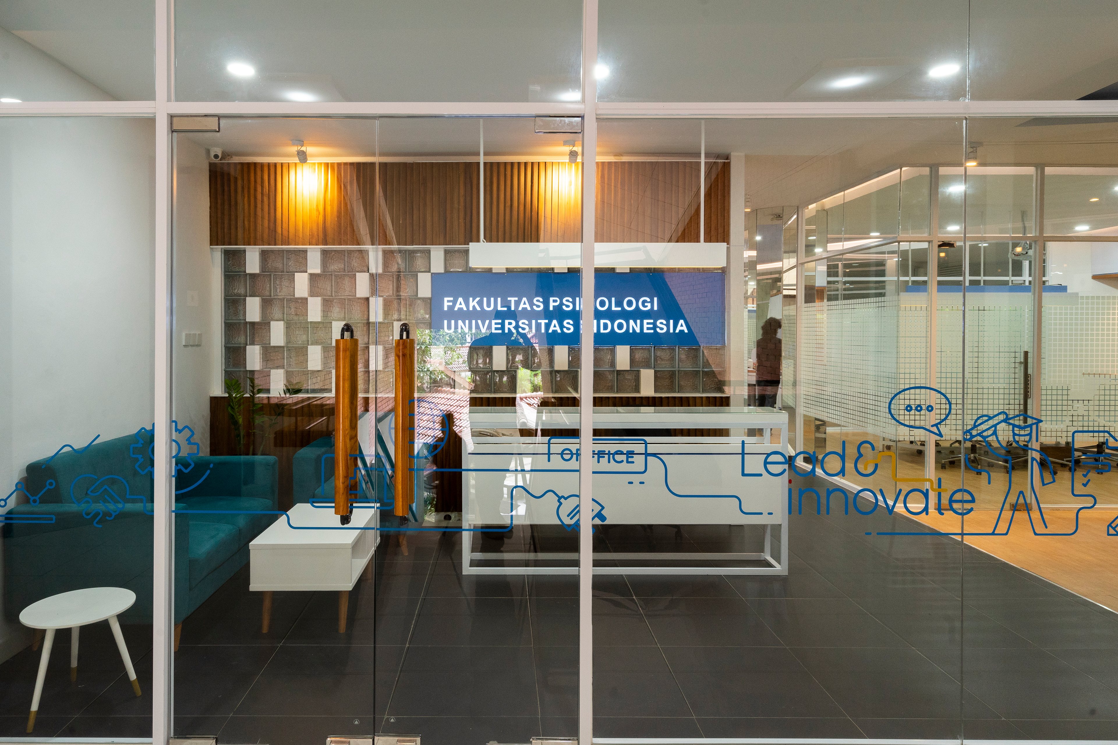 Desain Renovasi Interior Kantor Dekanat Fakultas Psikologi Universitas Indonesia Depok oleh Studio Slenpan