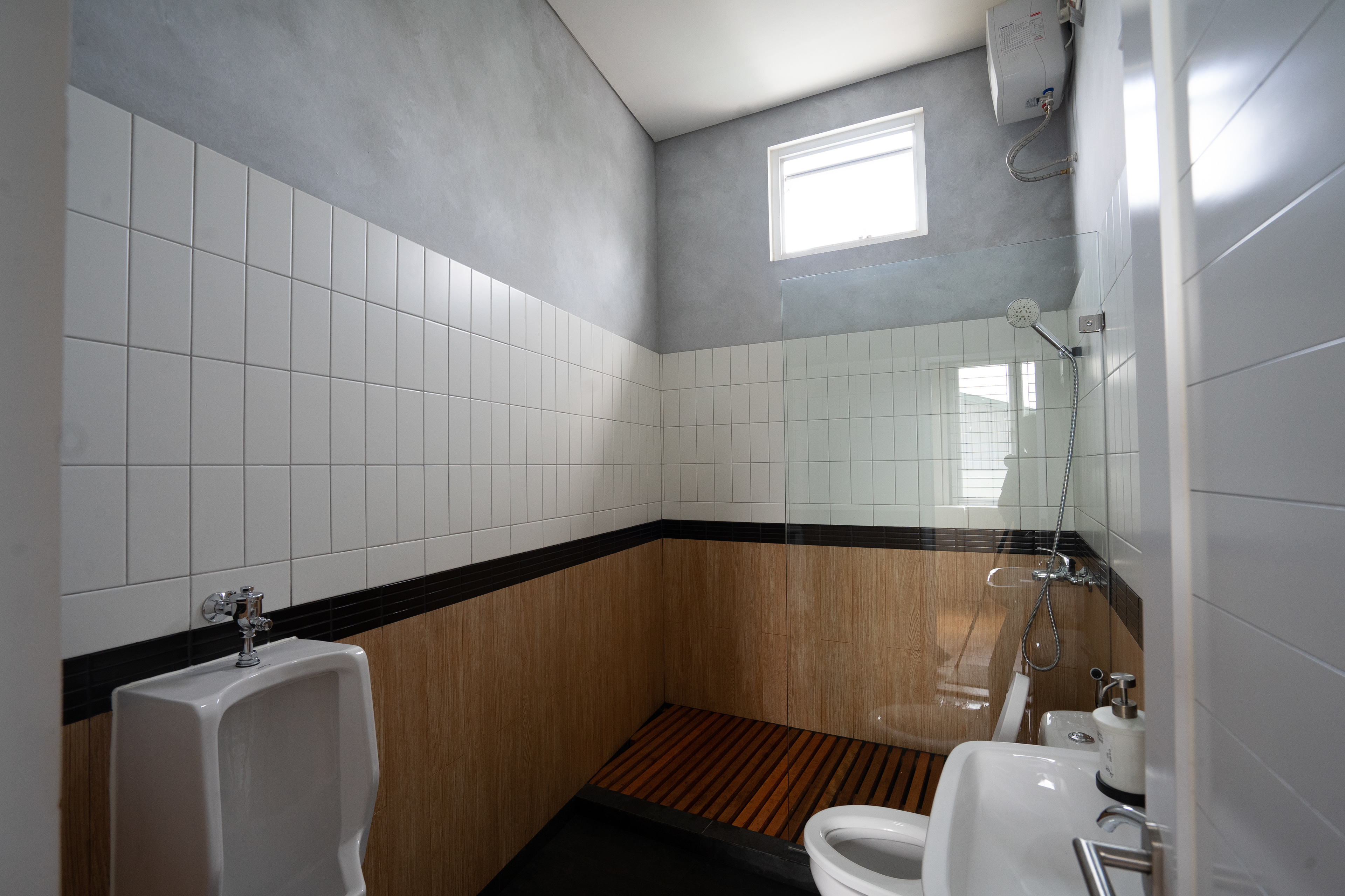 Ruang Toilet Kantor Baja Mulia Lestari desain renovasi kantor oleh Studio Slenpan