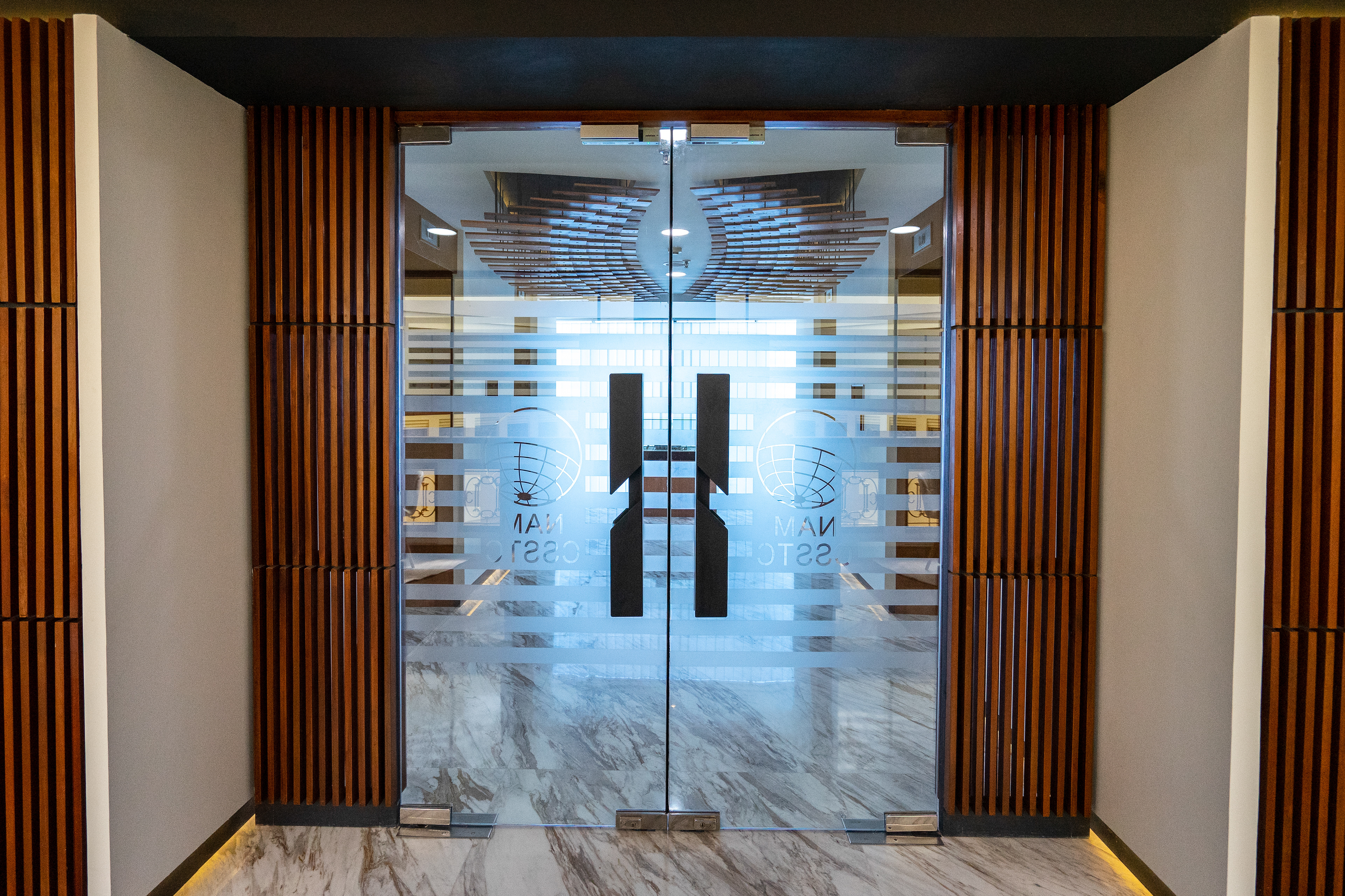 Desain Pintu Entrance Kantor NAM CSSTC renovasi interior kantor oleh Studio Slenpan
