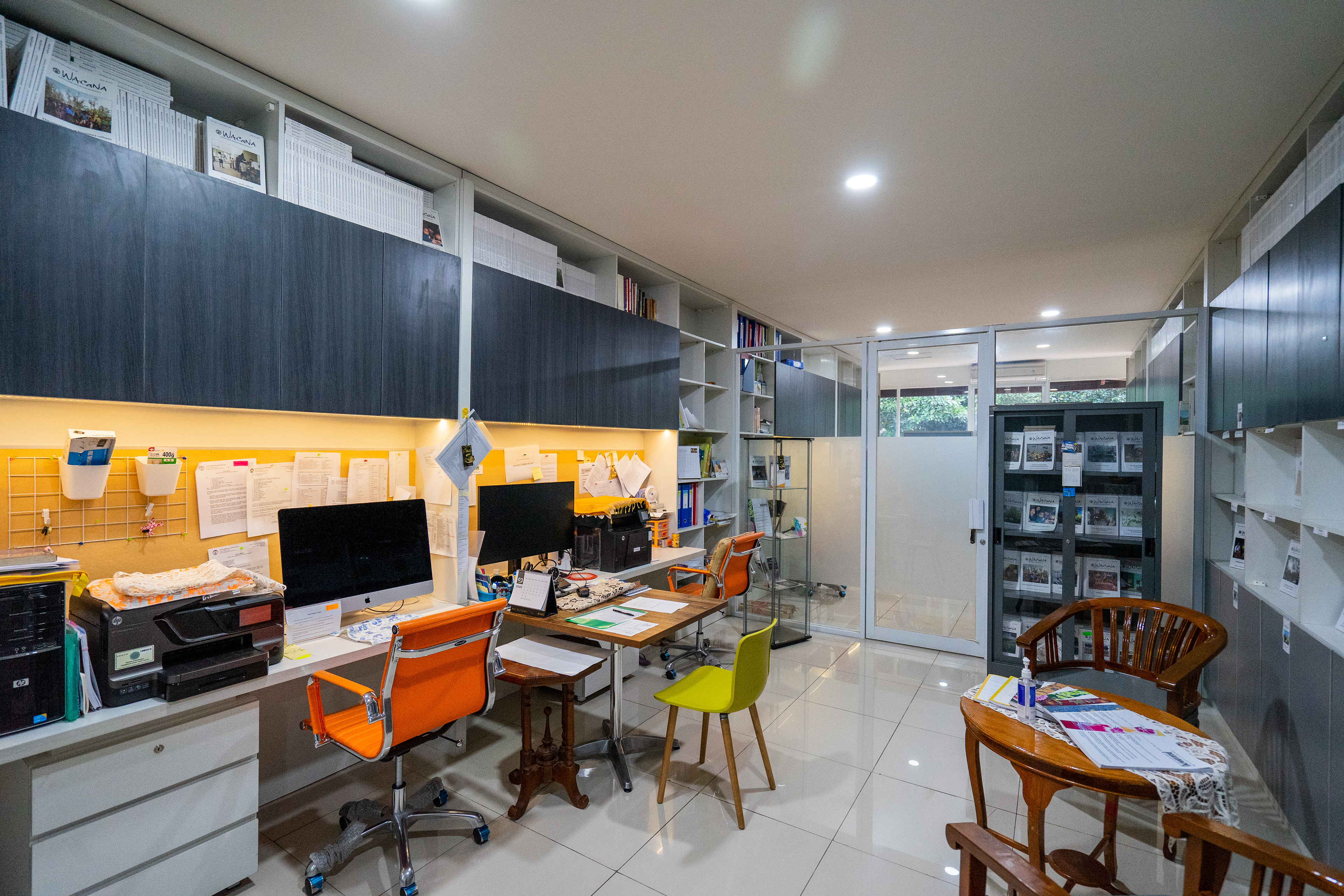 Area Kerja Desain Renovasi Interior Kantor Dekanat Fakultas Ilmu Pengetahuan Budaya Universitas Indonesia Depok oleh Studio Slenpan