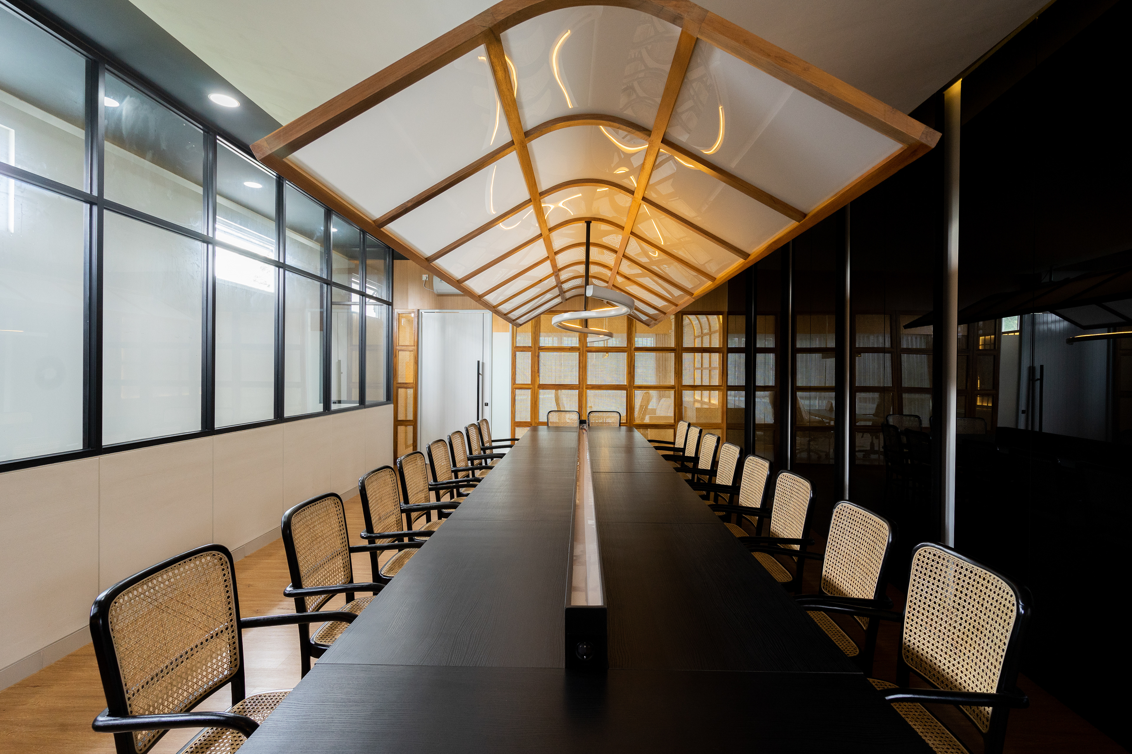 Area Meeting Kantor Baja Mulia Lestari desain renovasi kantor oleh Studio Slenpan