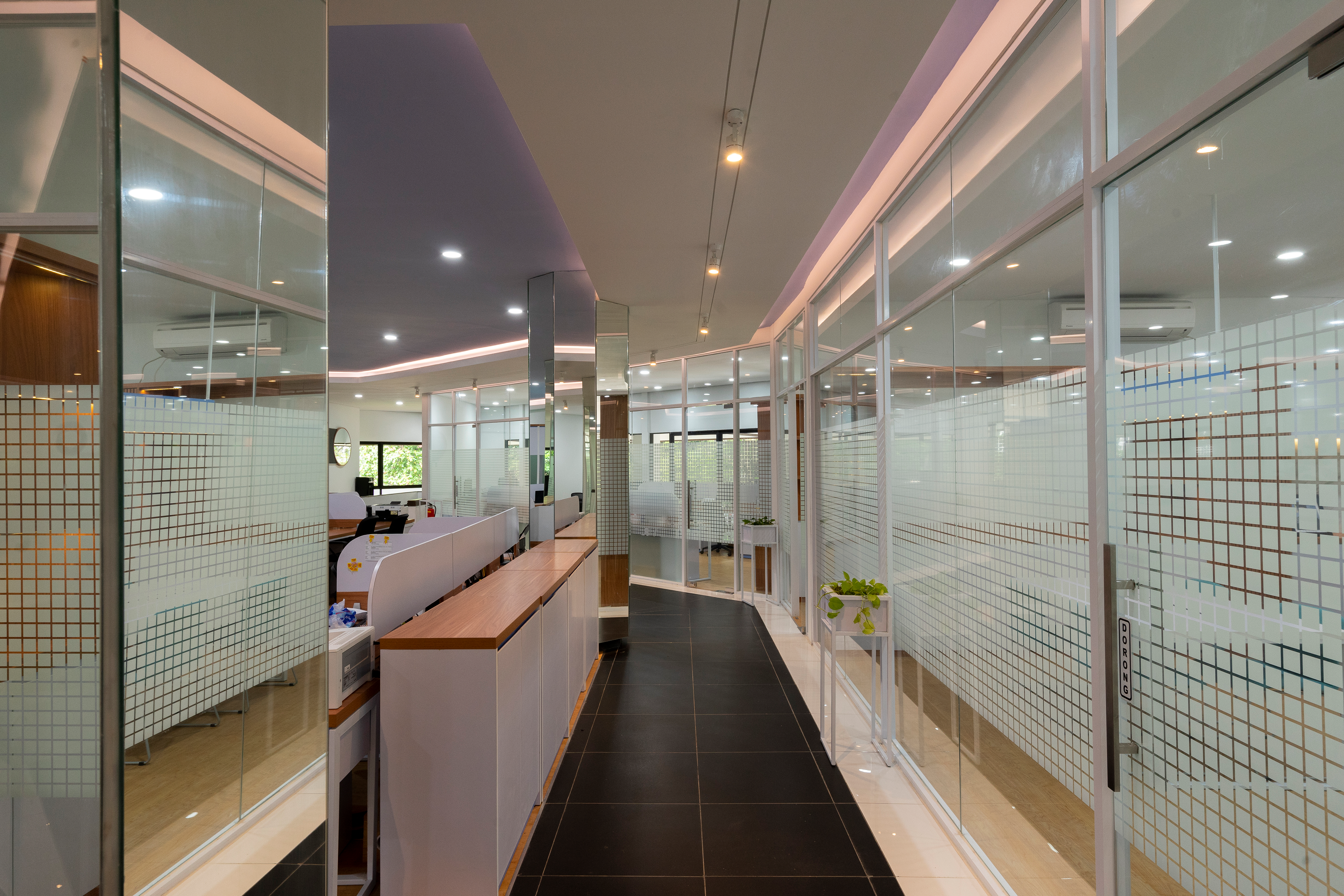 Area Kerja Desain Renovasi Interior Kantor Dekanat Fakultas Psikologi Universitas Indonesia Depok oleh Studio Slenpan