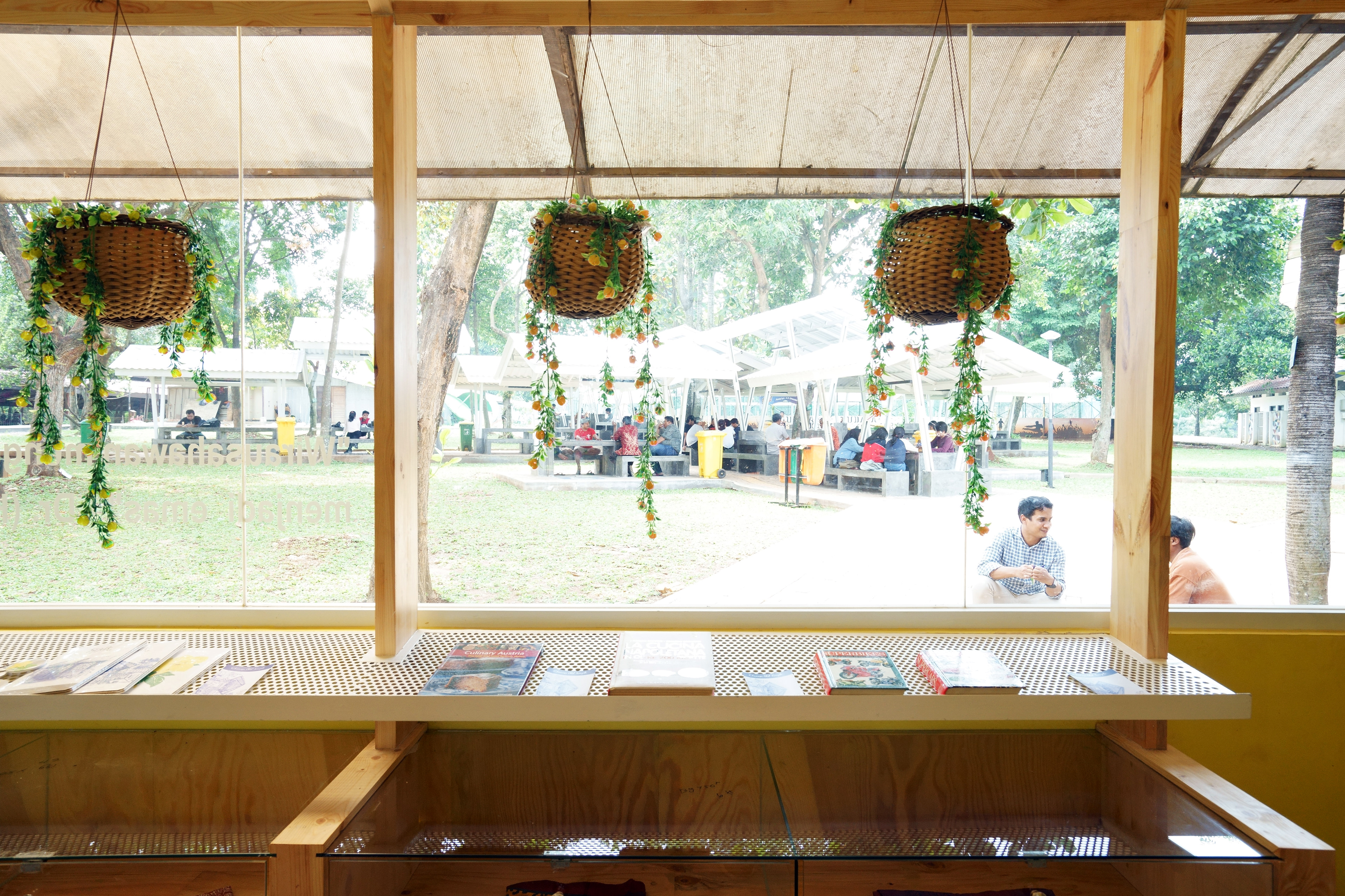Renovasi Interior Warung Bisnis Fakultas Ilmu Pengetahuan Budaya Universitas Indonesia oleh Studio Slenpan