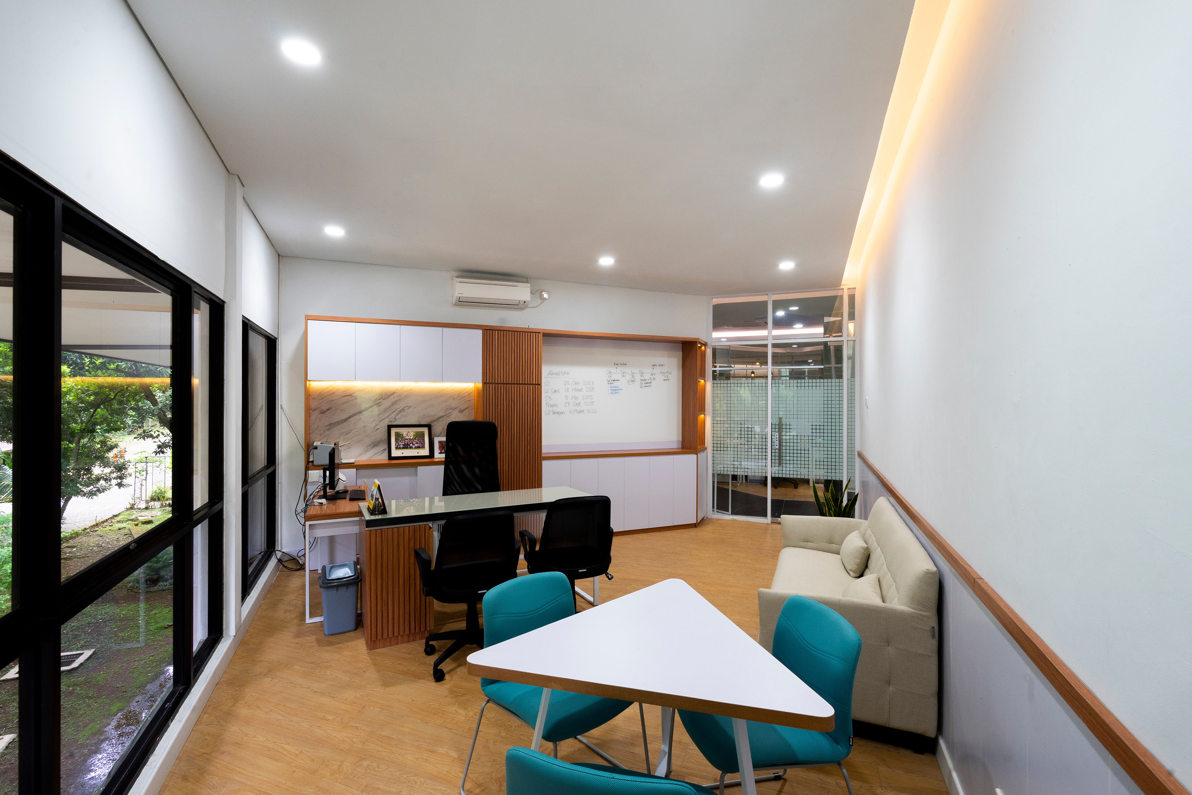 Area Ruang Dekan Desain Renovasi Interior Kantor Dekanat Fakultas Psikologi Universitas Indonesia Depok oleh Studio Slenpan