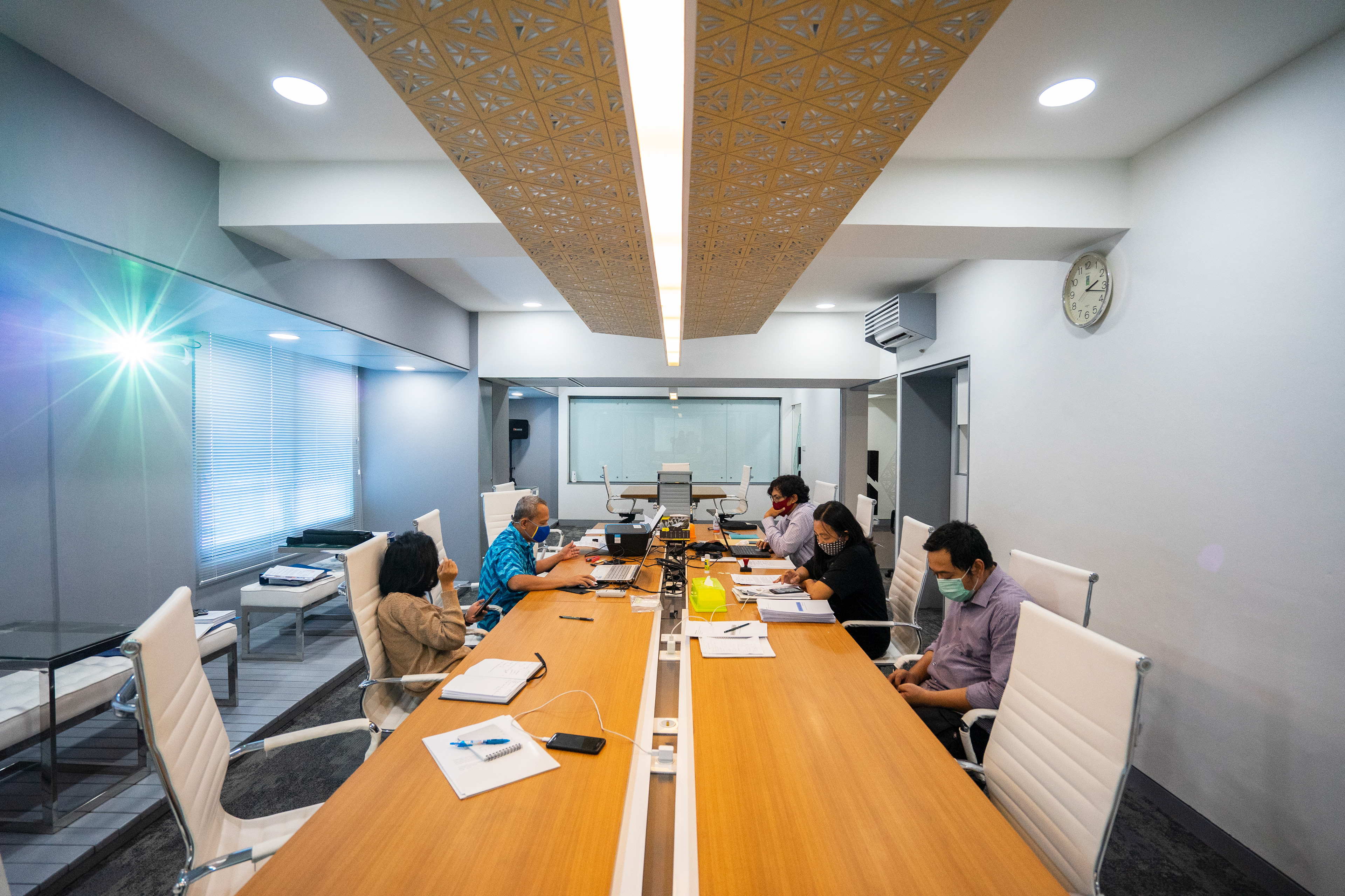 Desain Ruang Meeting Kantor NAM CSSTC renovasi interior kantor oleh Studio Slenpan