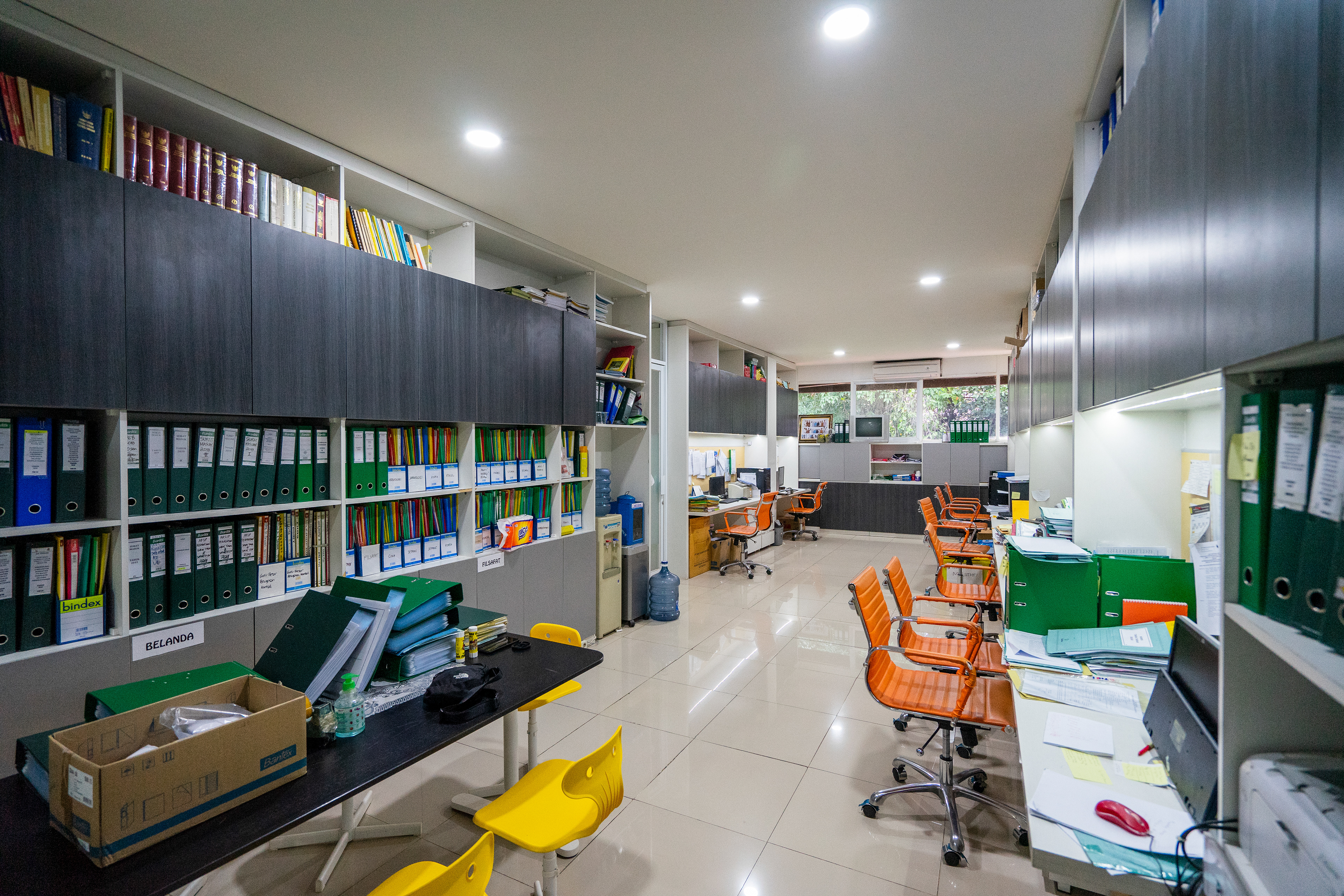 Area Kerja Desain Renovasi Interior Kantor Dekanat Fakultas Ilmu Pengetahuan Budaya Universitas Indonesia Depok oleh Studio Slenpan