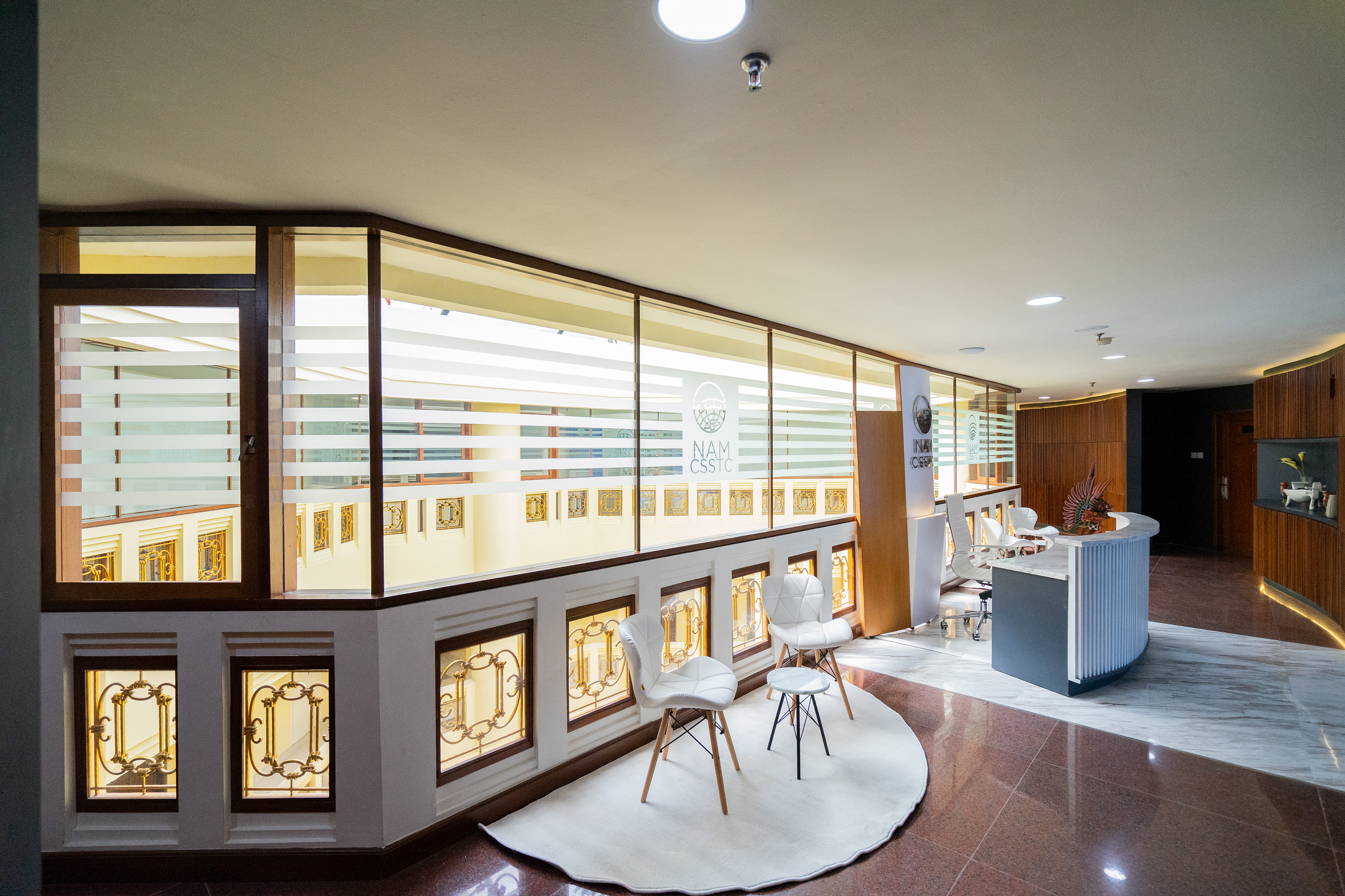 Desain Area Koridor Kantor NAM CSSTC renovasi interior kantor oleh Studio Slenpan