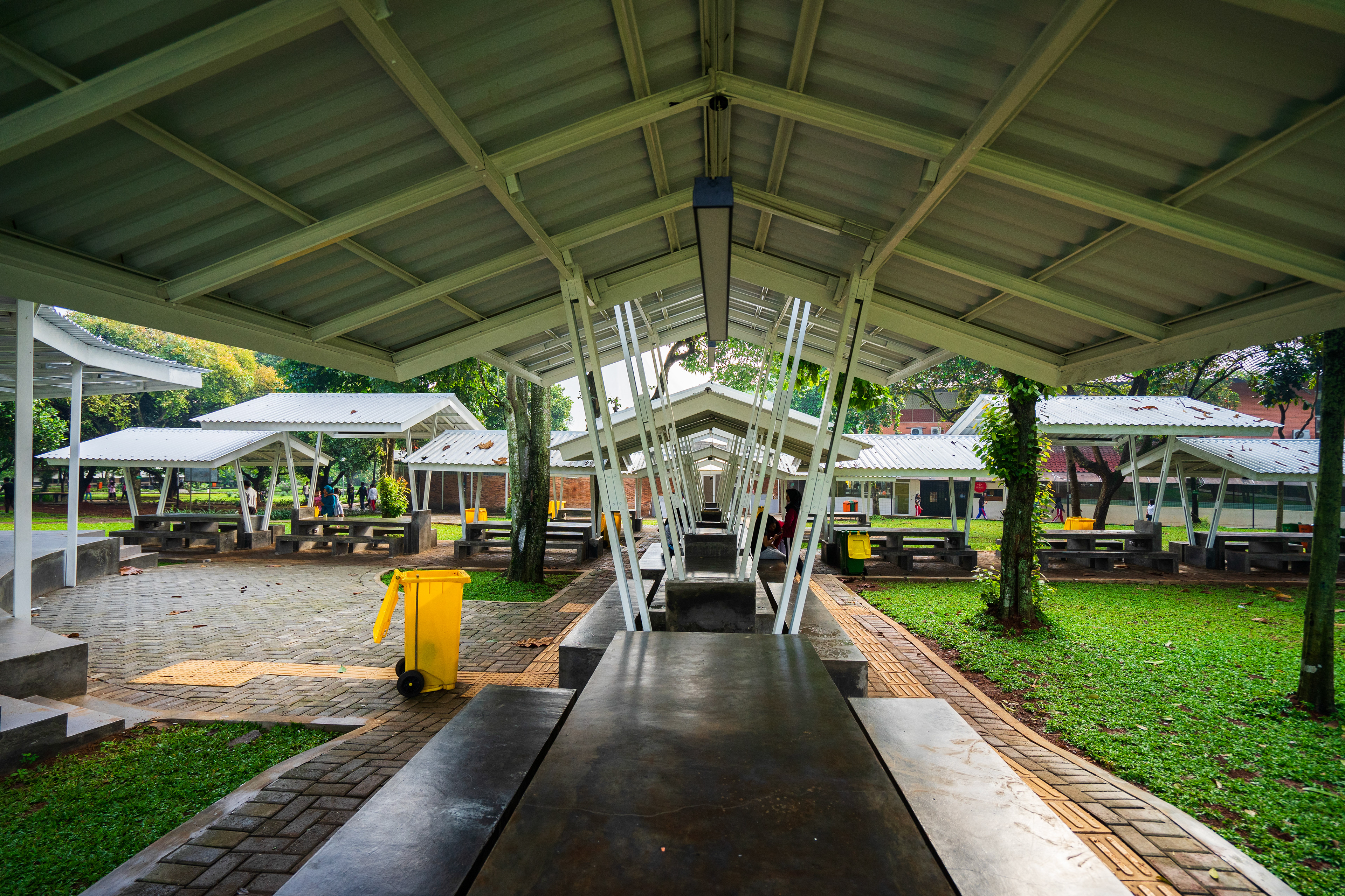 Renovasi Ruang Baca Terbuka Fakultas Ilmu Pengetahuan Budaya Universitas Indonesia oleh Studio Slenpan