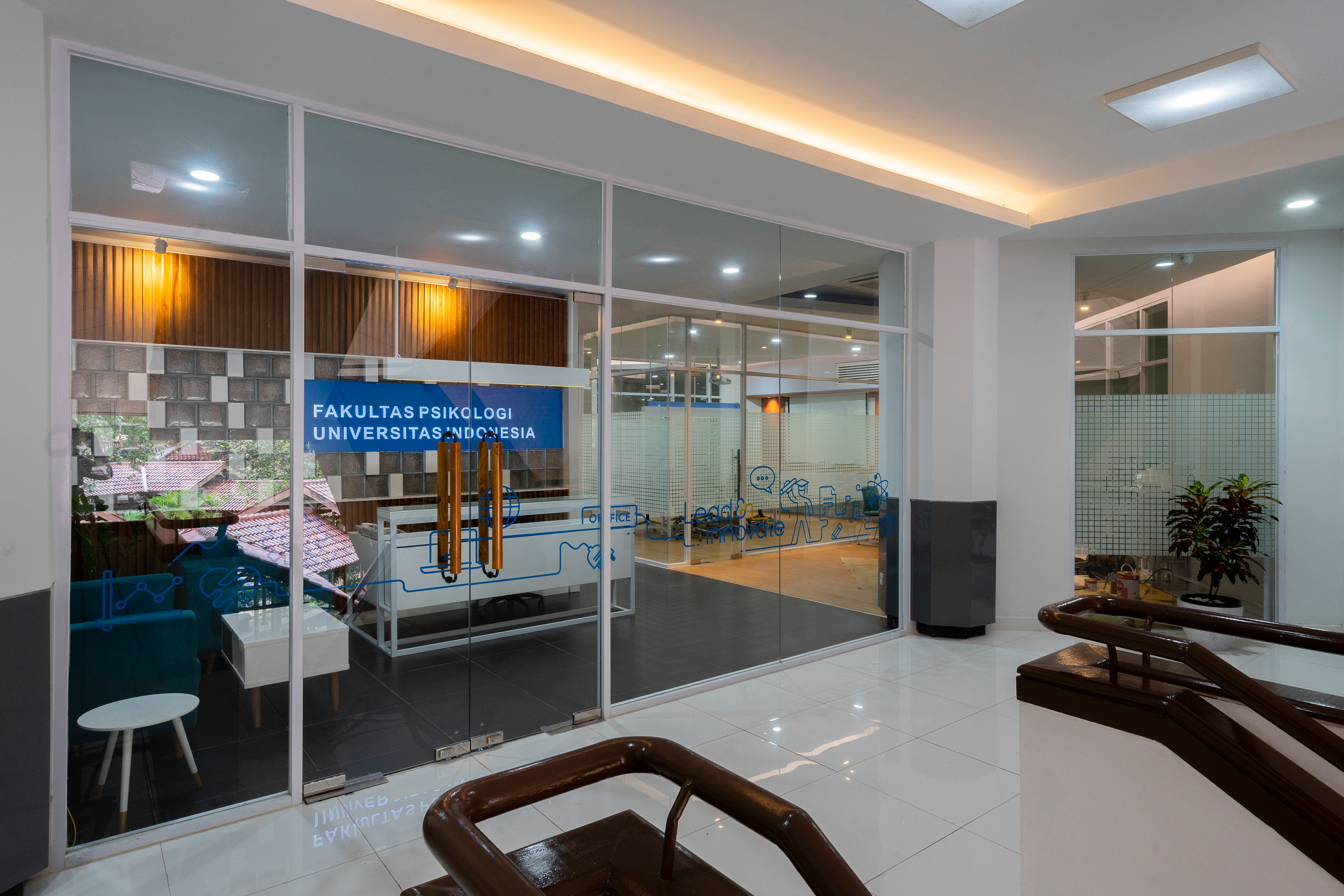 Entrance Desain Renovasi Interior Kantor Dekanat Fakultas Psikologi Universitas Indonesia Depok oleh Studio Slenpan