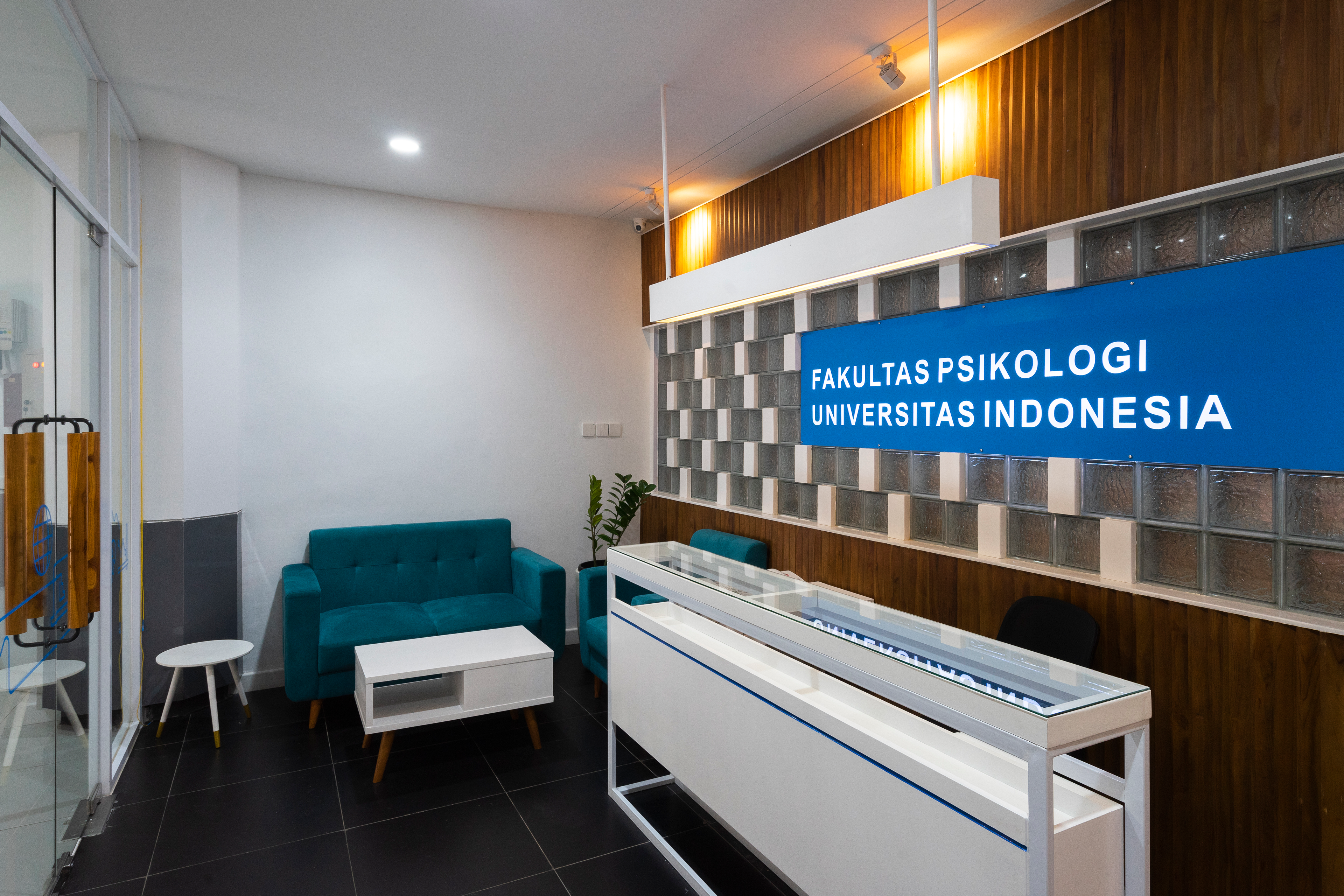 Area Reception Desain Renovasi Interior Kantor Dekanat Fakultas Psikologi Universitas Indonesia Depok oleh Studio Slenpan