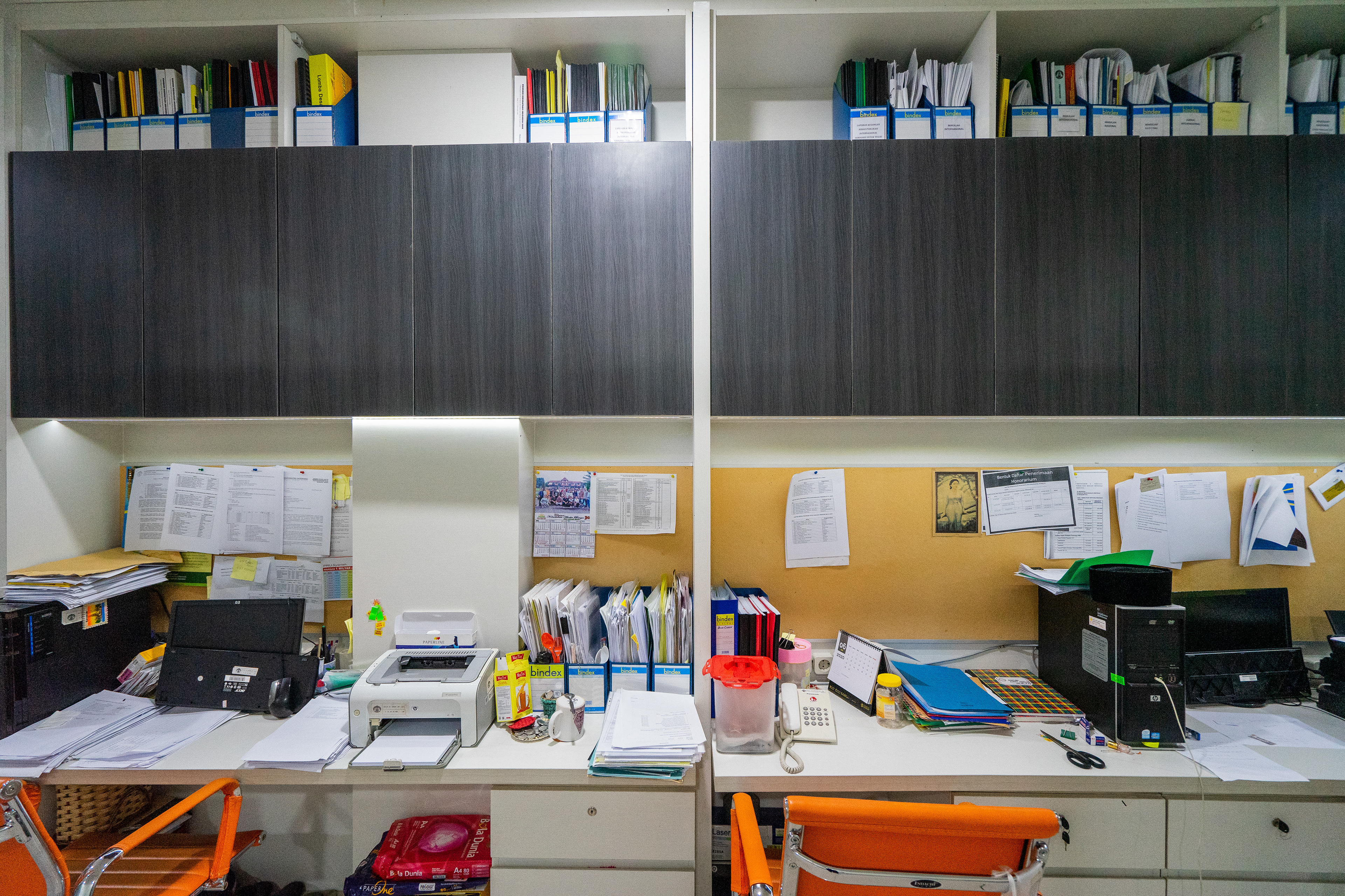 Area Kerja Desain Renovasi Interior Kantor Dekanat Fakultas Ilmu Pengetahuan Budaya Universitas Indonesia Depok oleh Studio Slenpan