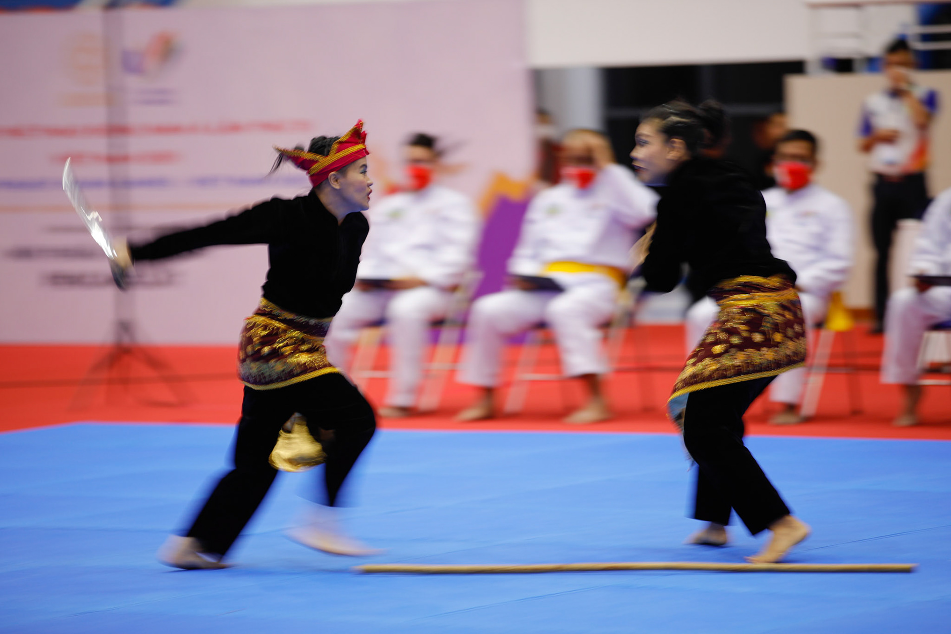 Selasa, 10 Mei 2022. NOC – SEAG21 – NAIF -  PHO - Day 5 - Pencak Silat – Riska Hermawan-Ririn Rinasih (INA) 9.915 vs 9.860 Nur Azlyana Binte Ismail-Sharifah Shazza Binte Samsuri (SGP), Women's SENI Ganda Semifinal di Bac Tu Liem Gymnasium, Hanoi - Vietnam