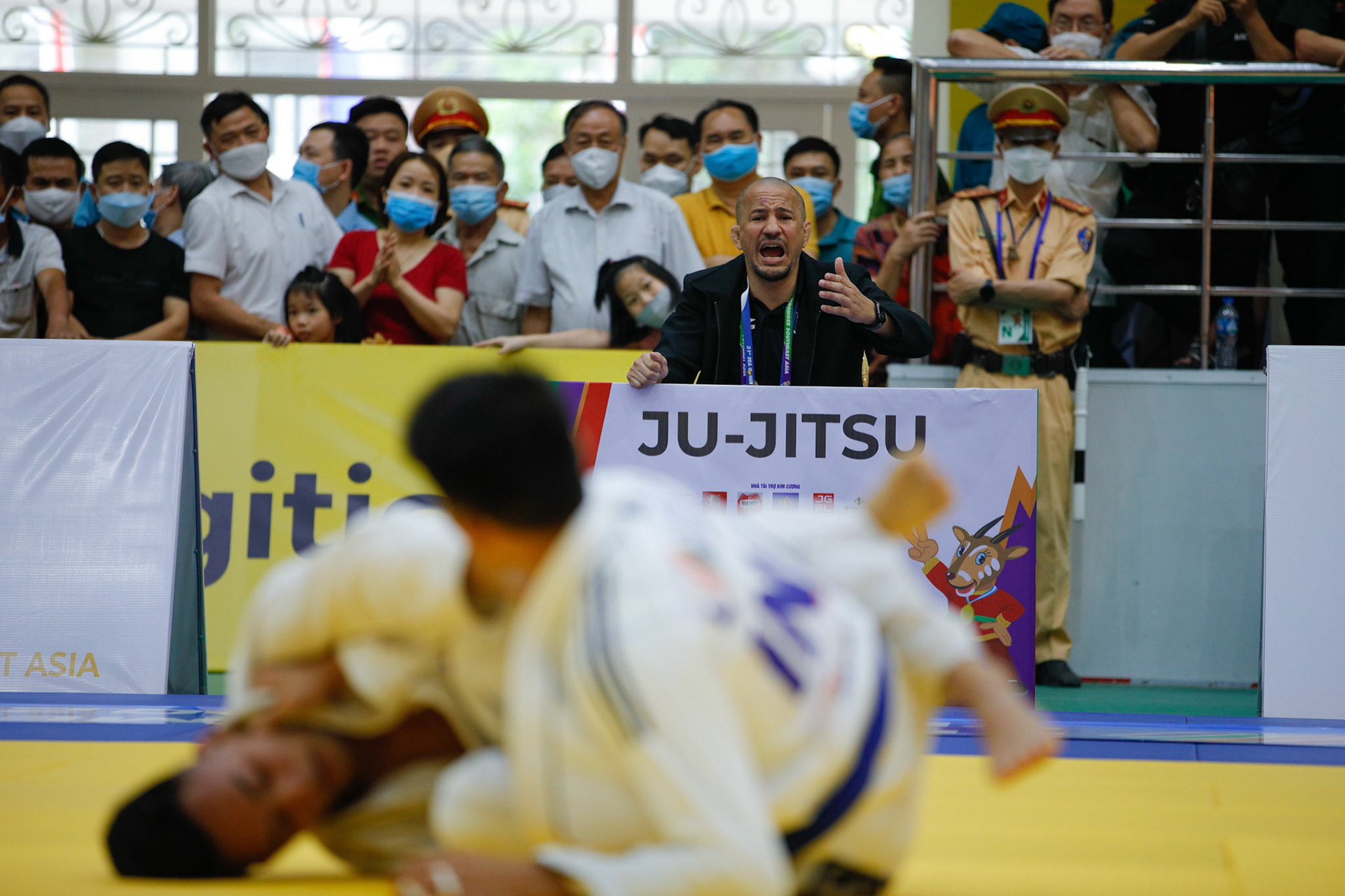 Sabtu, 14 Mei 2022. NOC - SEAG21 - NAIF - PHO - Day 9 - Jujitsu - Van Thang Can (VIE) 1-0 Sunardi Muliawan (INA) Men's 62kg - Round Robin di Dan Phuong Gymnasium